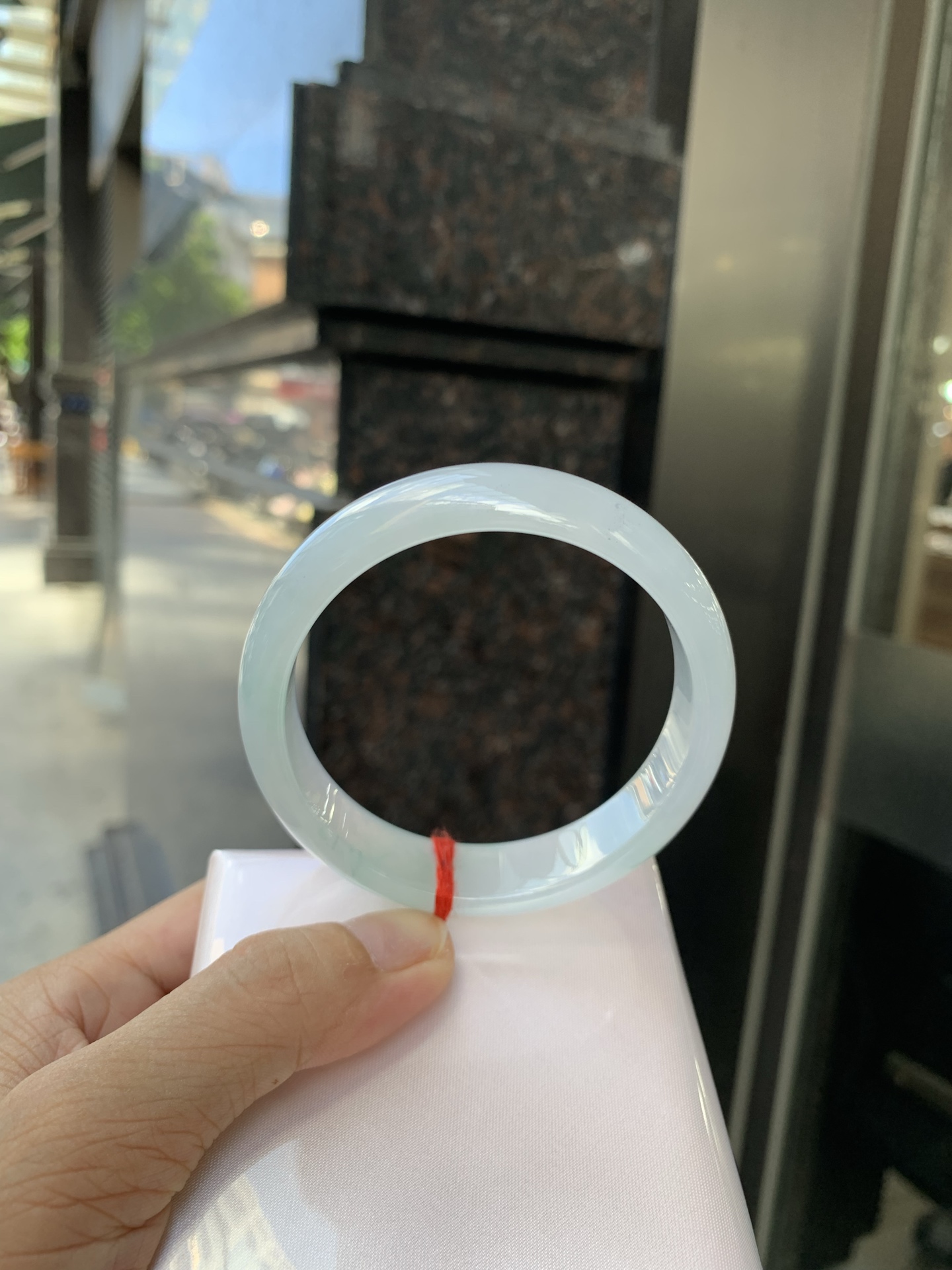 冰飘绿正圈 57.2-6.9-13.4 0702-SJ-129 打灯细纹，底妆冰润细腻，镯面几抹绿花点缀，春风十里不如腕间一抹绿，绿花如春日的嫩草，仙气缭绕，很有意境，古典优雅令人沉醉其中