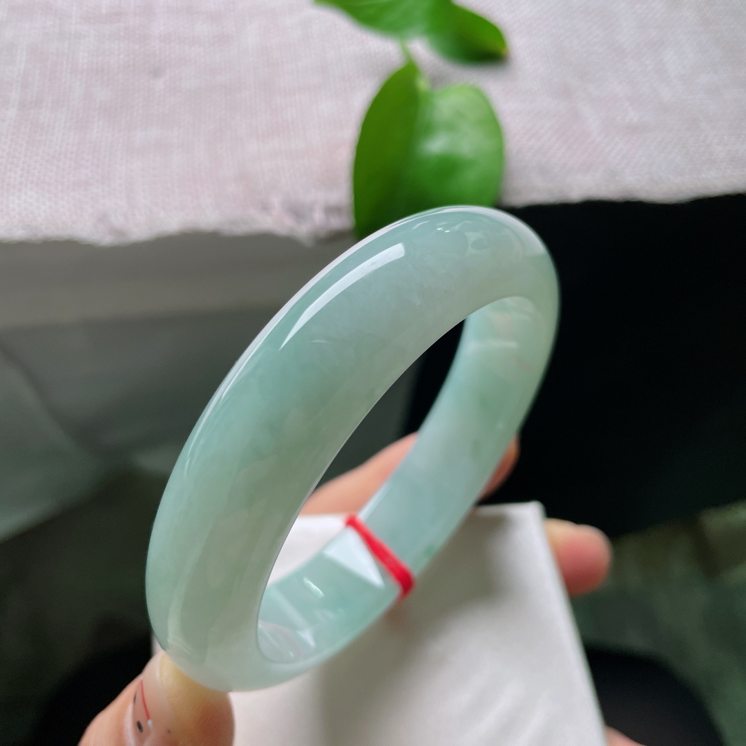 绿底正圈，淡淡飘花点缀，宽版轮胎镯，一点皮纹，ss53879a