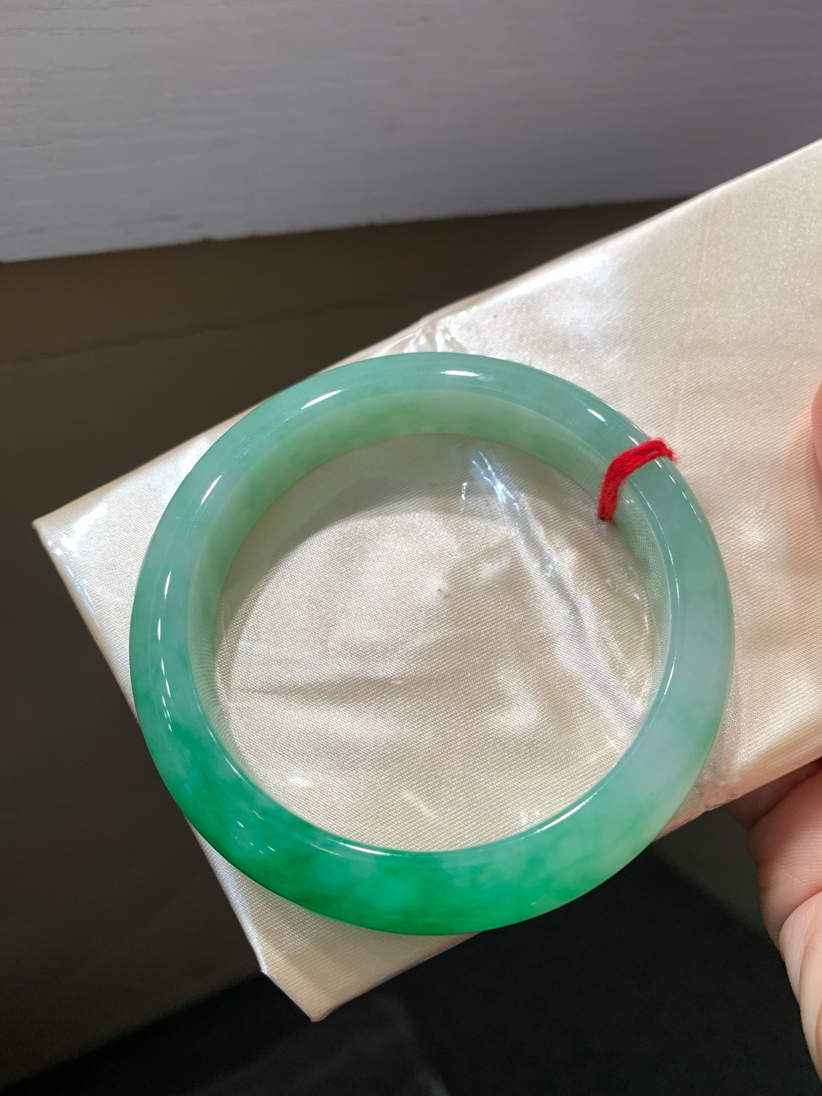 尺寸56.2/12.6/8.5，满色手镯
水润细腻 有种有色