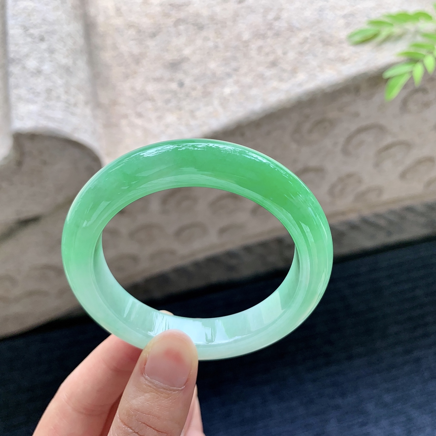 正圈 圈口52.5/11.4/9 编码G7070333 描述冰糯阳绿，水润，种老，细腻，打灯有棉线