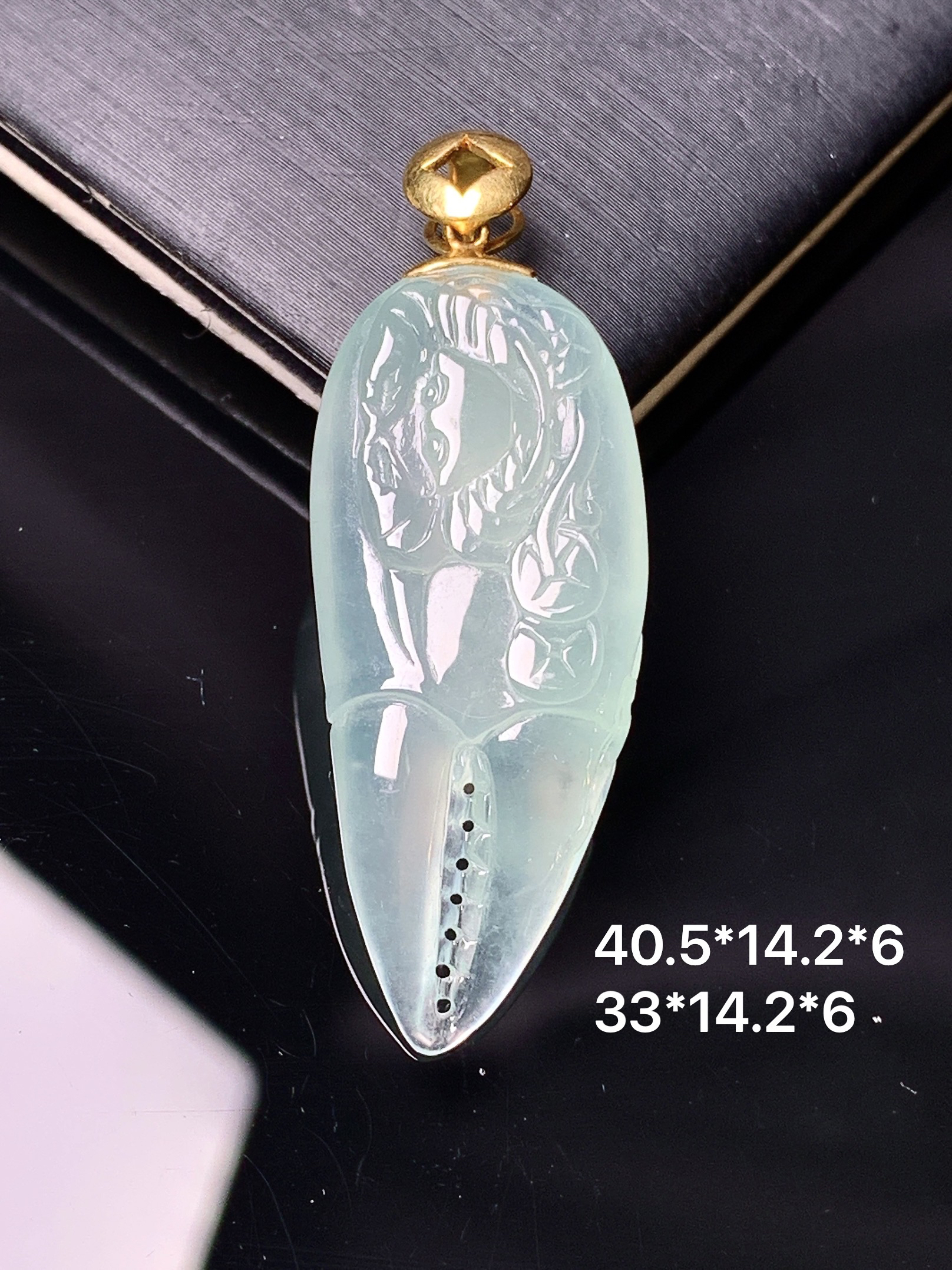 18k金镶嵌冰种蟹钳吊坠 玉质细腻 色泽艳丽清新 整体尺寸40.5*14.2*6 f4