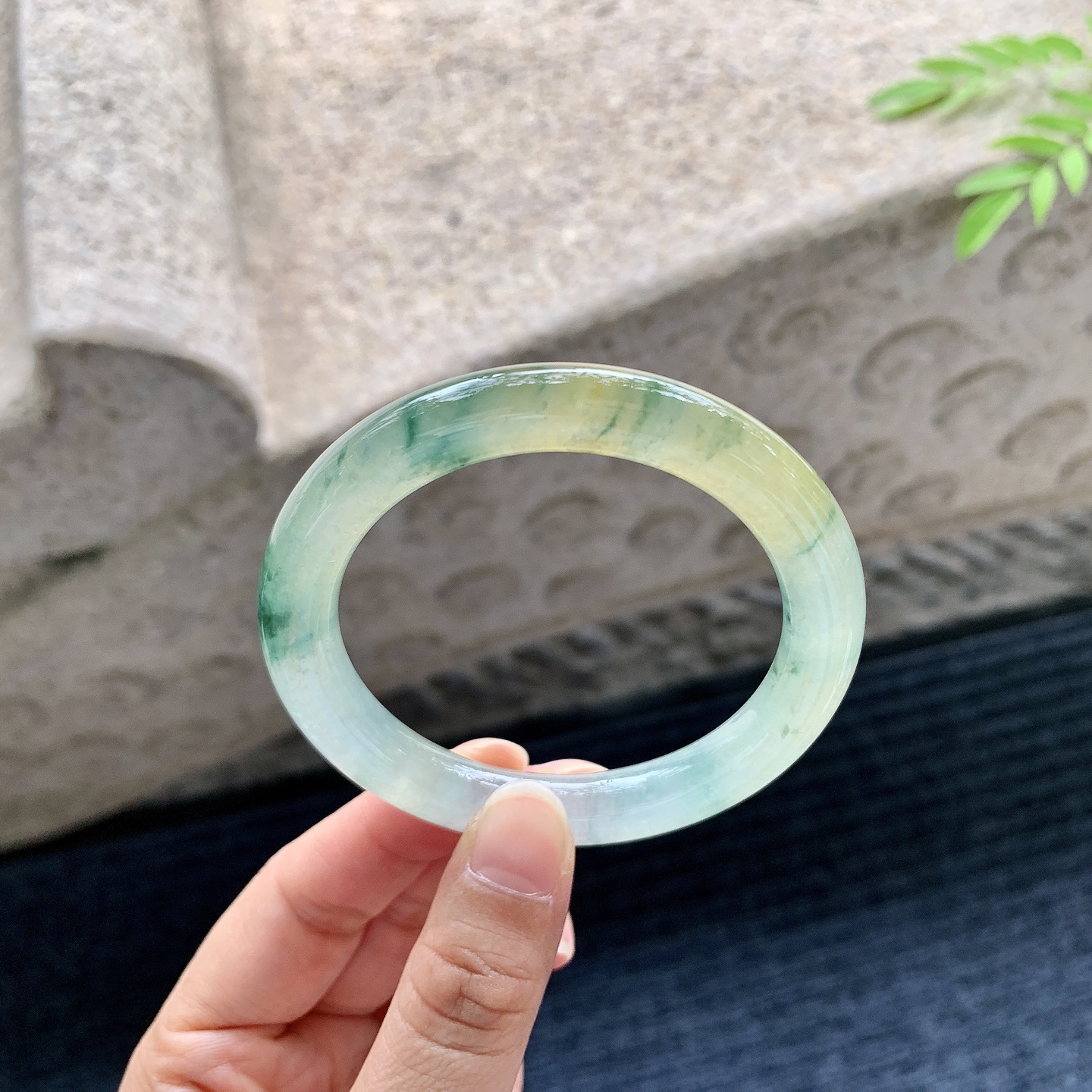 圆条52 53【圈口】53.2/8.6/9.2【编码】X070341【描述】糯冰黄翡，飘花，水润，种老，细腻，打灯有絮线