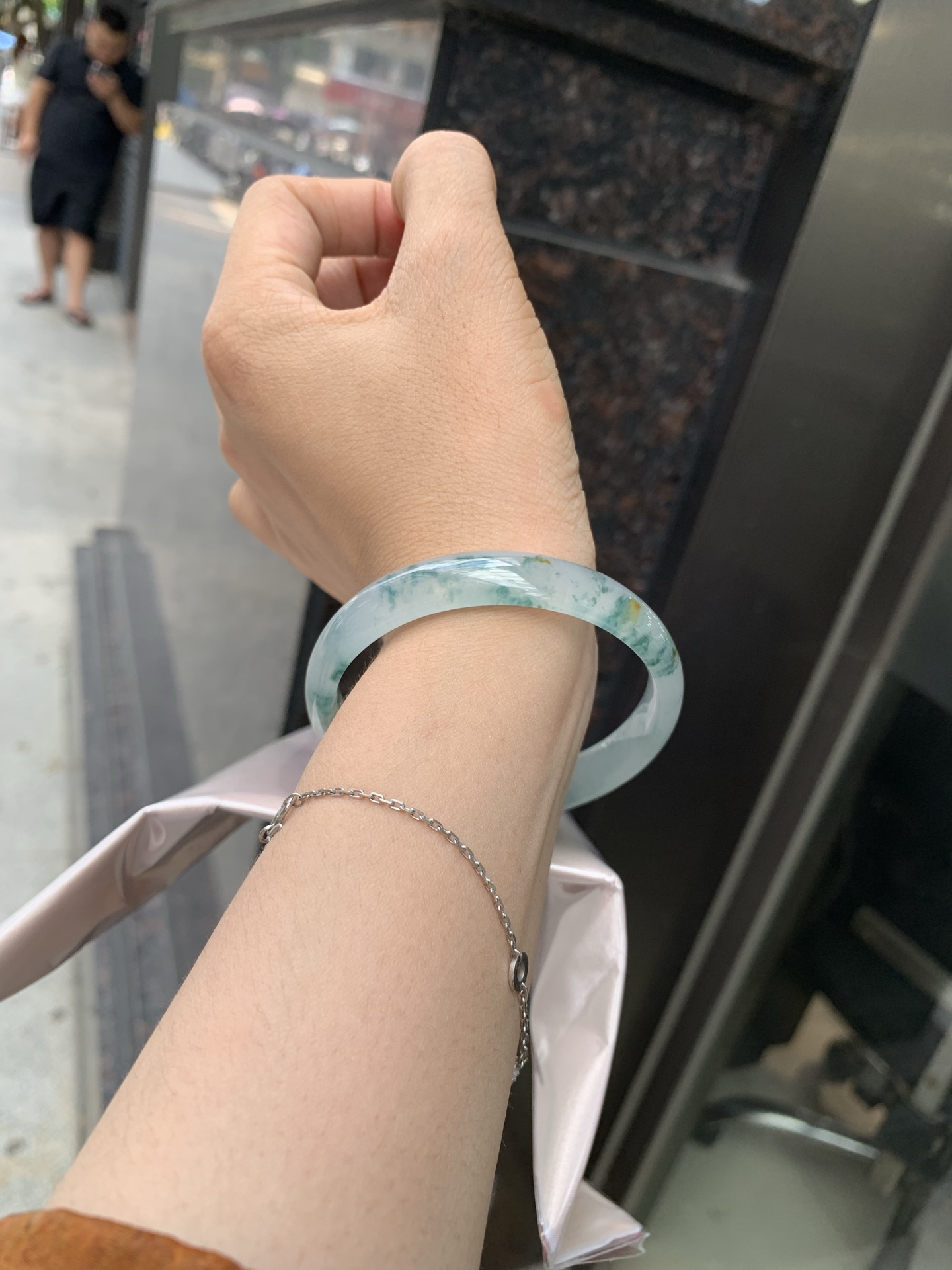 冰飘花正圈 55.5-5.2-10.7 0702-HN1124 打灯细纹，底妆冰透胶润，冰底中开出了朵朵兰花，飘花灵动飘逸，勾勒出一幅唯美诗意的山水意境画，古典优雅又秀气