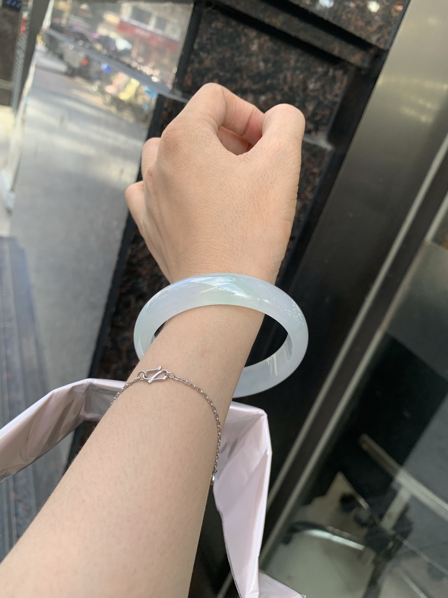 冰飘绿正圈 57.2-6.9-13.4 0702-SJ-129 打灯细纹，底妆冰润细腻，镯面几抹绿花点缀，春风十里不如腕间一抹绿，绿花如春日的嫩草，仙气缭绕，很有意境，古典优雅令人沉醉其中