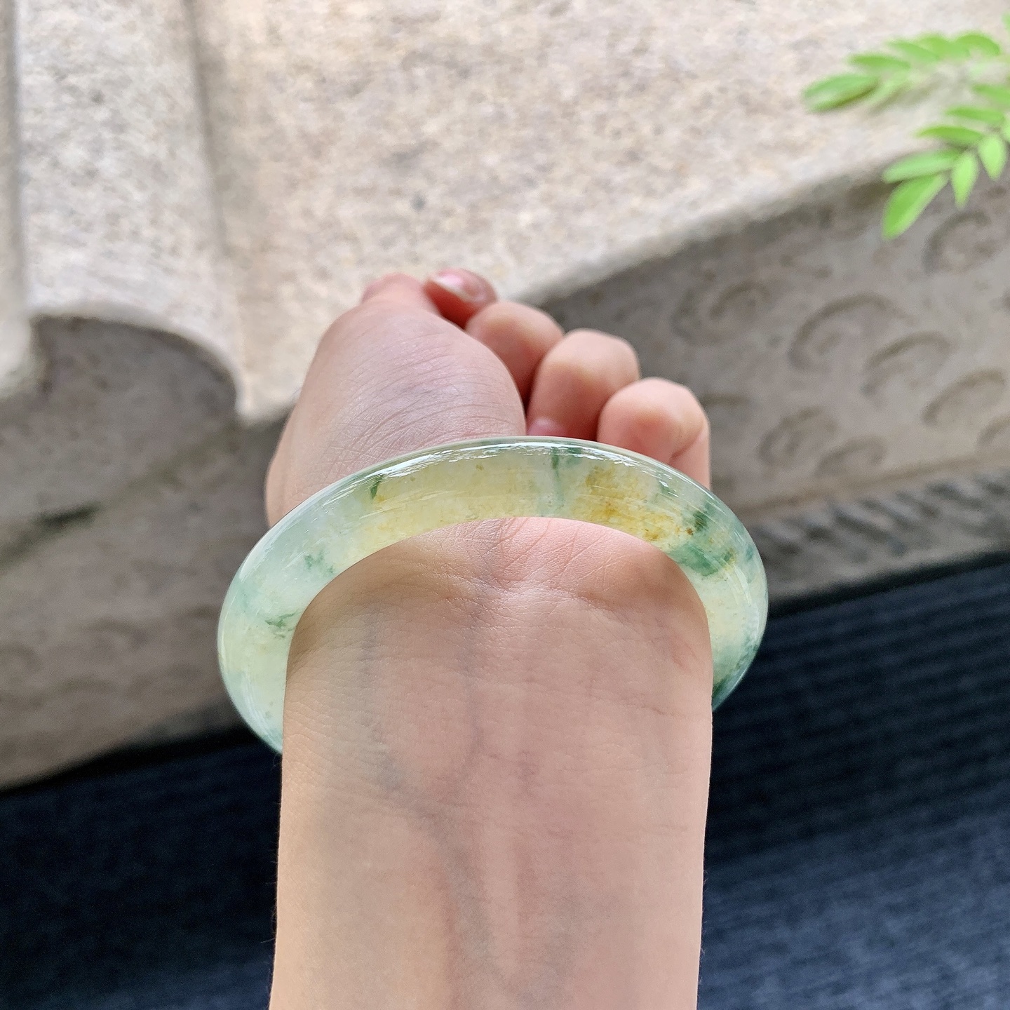 圆条52 53【圈口】53.2/8.6/9.2【编码】X070341【描述】糯冰黄翡，飘花，水润，种老，细腻，打灯有絮线