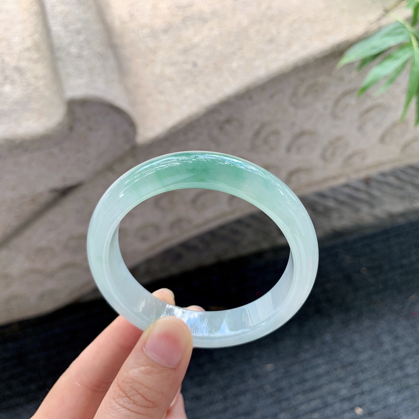 正圈53 54【圈口】54.5/13/8【编码】Q7062321【描述】冰糯飘绿，水润，种老，细腻，打灯有絮线