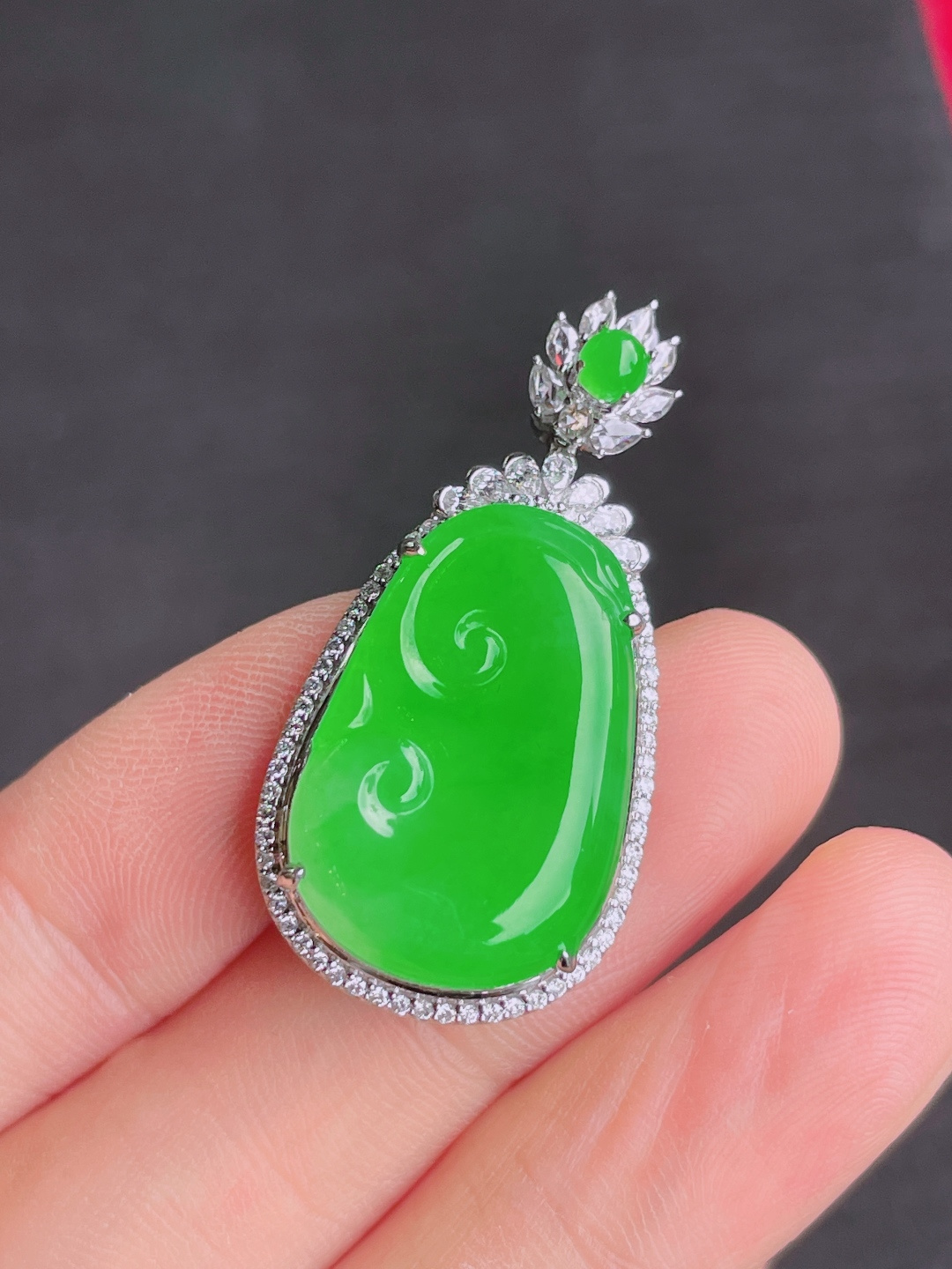 ️绿如意吊坠，晶莹剔透，新颖时尚，无裂，23-15.5-4