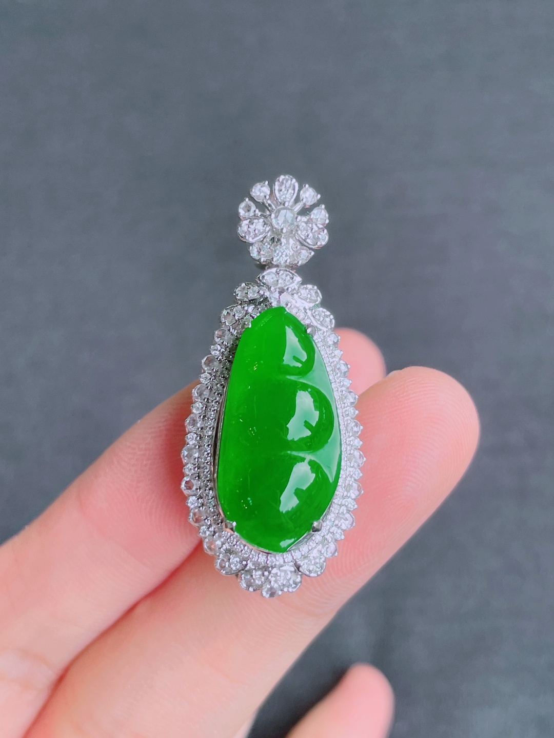 ️绿福豆吊坠，晶莹剔透，新颖时尚，无裂，22.5-12.5-3
