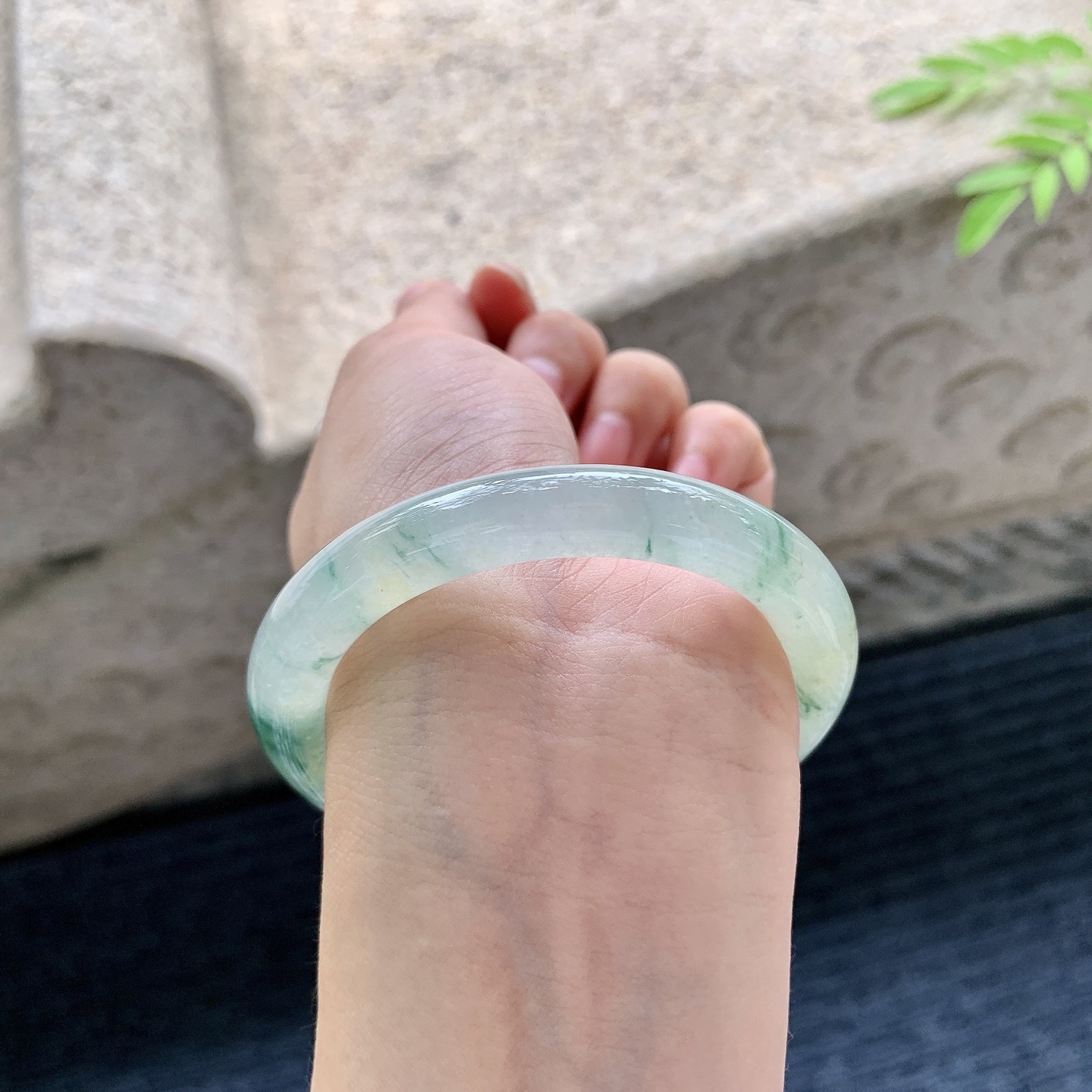 圆条52 53【圈口】53.2/8.6/9.2【编码】X070341【描述】糯冰黄翡，飘花，水润，种老，细腻，打灯有絮线