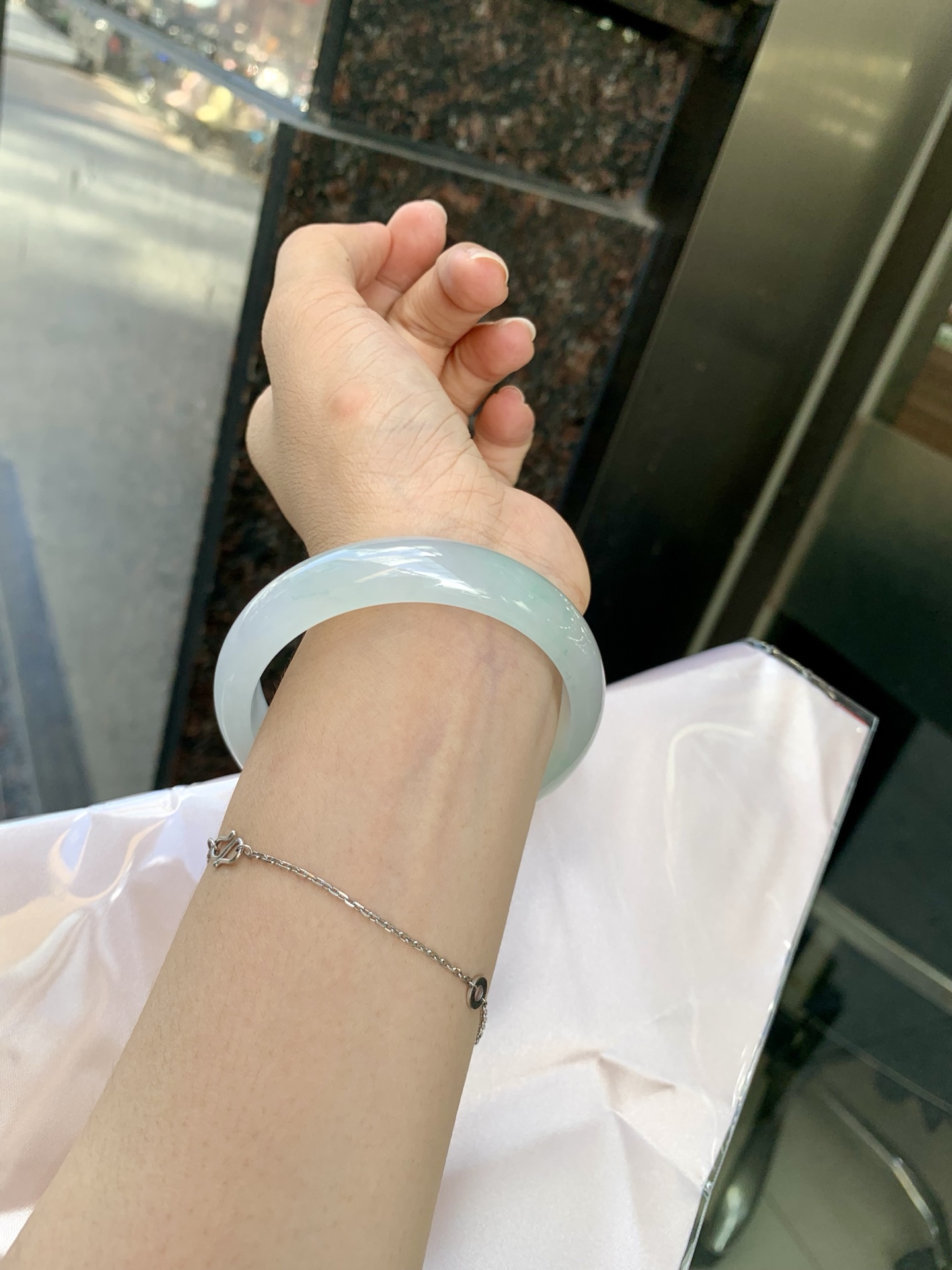 冰飘绿正圈 57.2-6.9-13.4 0702-SJ-129 打灯细纹，底妆冰润细腻，镯面几抹绿花点缀，春风十里不如腕间一抹绿，绿花如春日的嫩草，仙气缭绕，很有意境，古典优雅令人沉醉其中