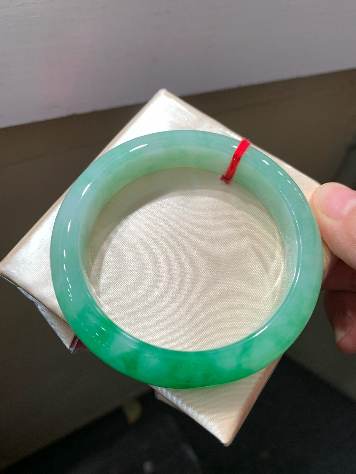 尺寸56.2/12.6/8.5，满色手镯
水润细腻 有种有色