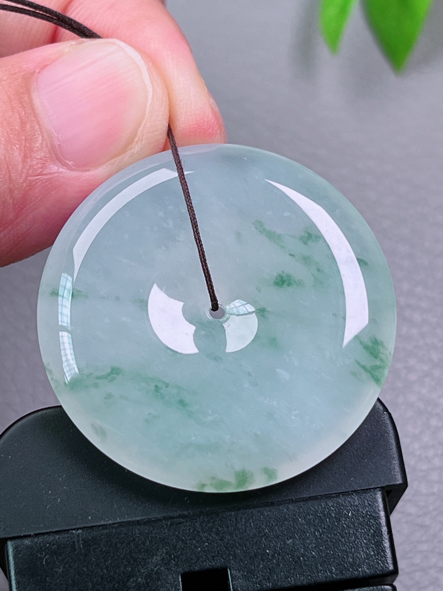 高冰种飘花平安扣，无裂，玉质油洁，冰透水润，起荧光，尺寸：36-6.2