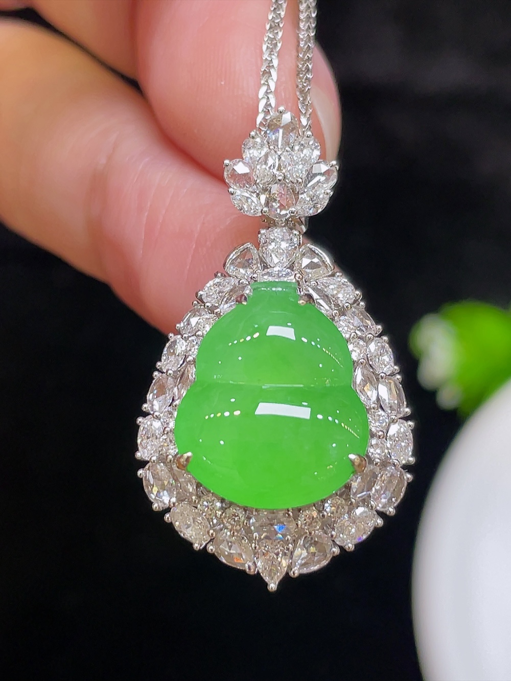 高冰阳绿，葫芦大件饱满，通透水润，玉质细腻，翠色鲜艳，18k金奢华钻石镶嵌，14.3-11.9-3.6
