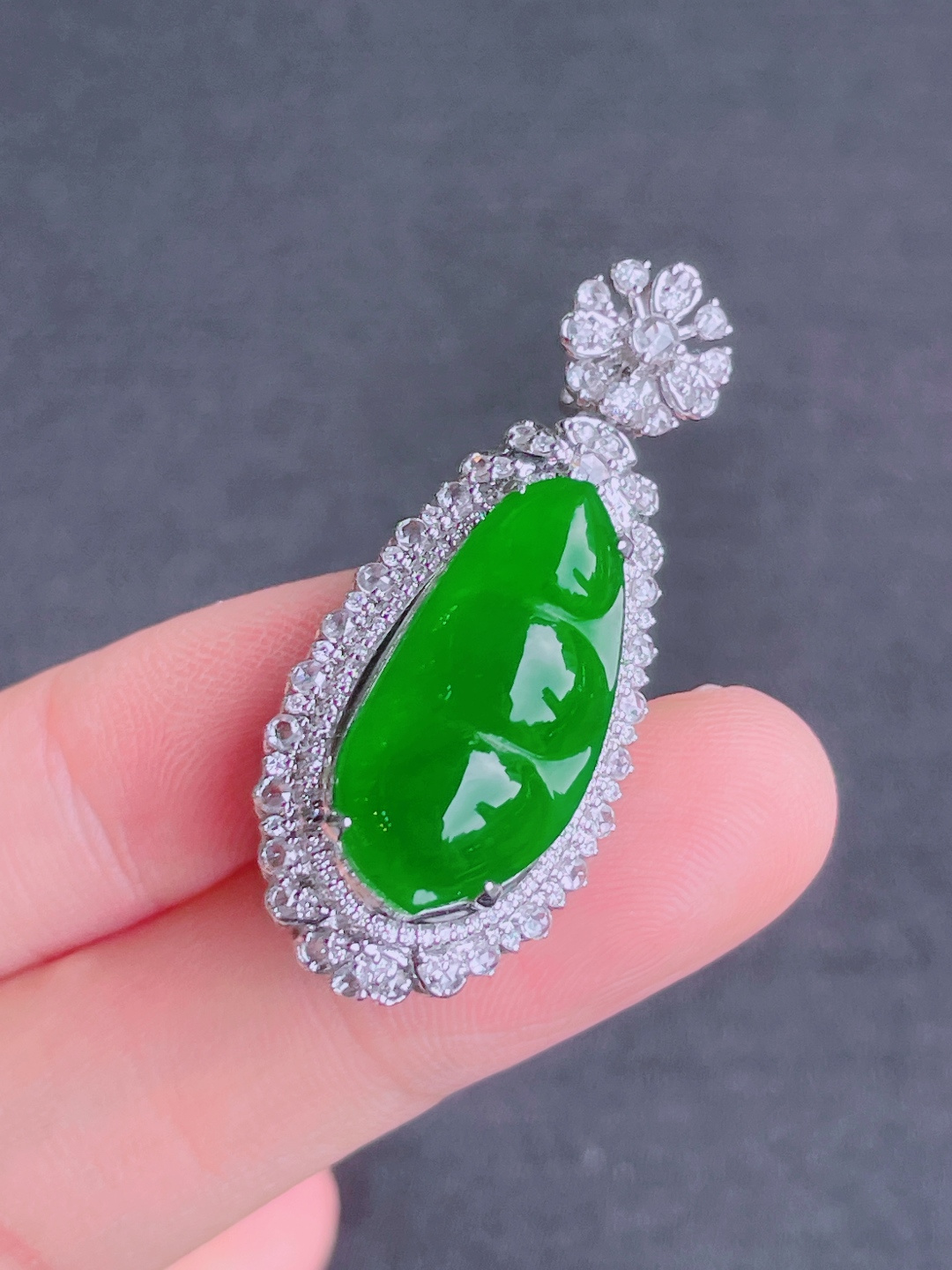 ️绿福豆吊坠，晶莹剔透，新颖时尚，无裂，22.5-12.5-3