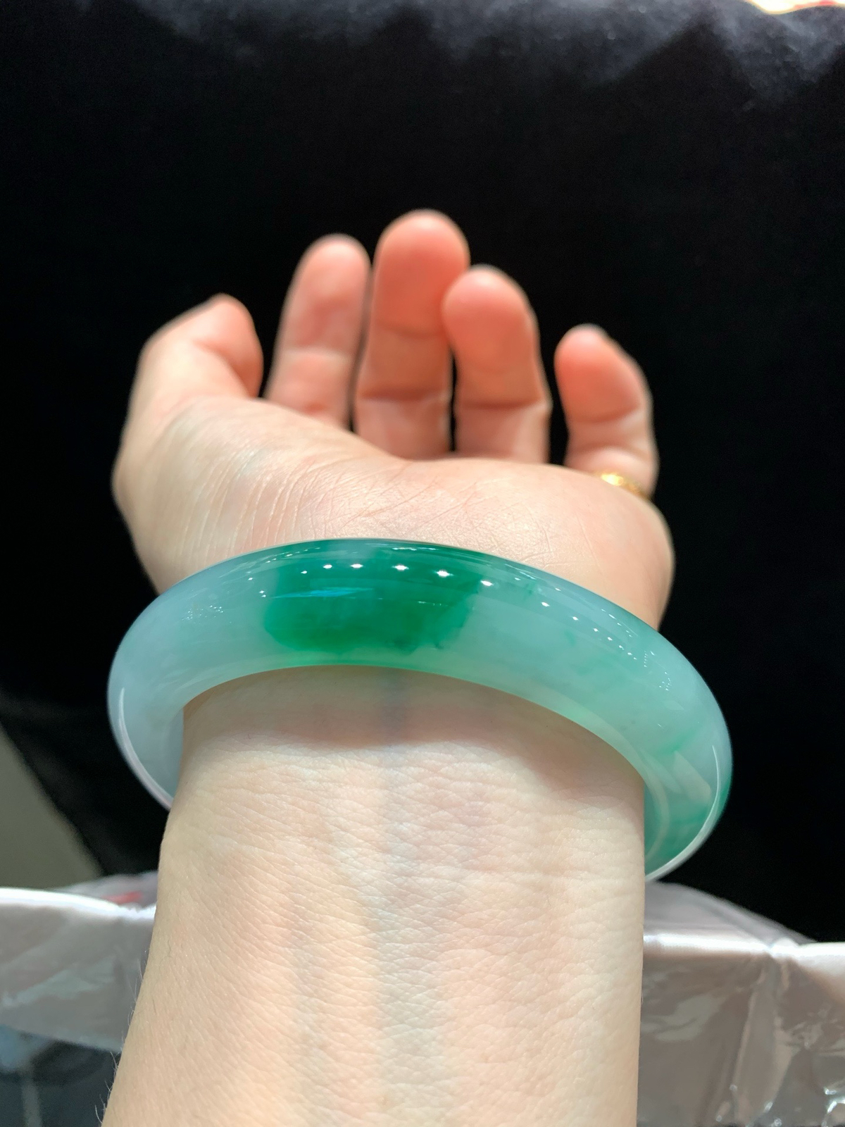 尺寸58.7/13.3/9.2，带色手镯
水润细腻 清新甜美