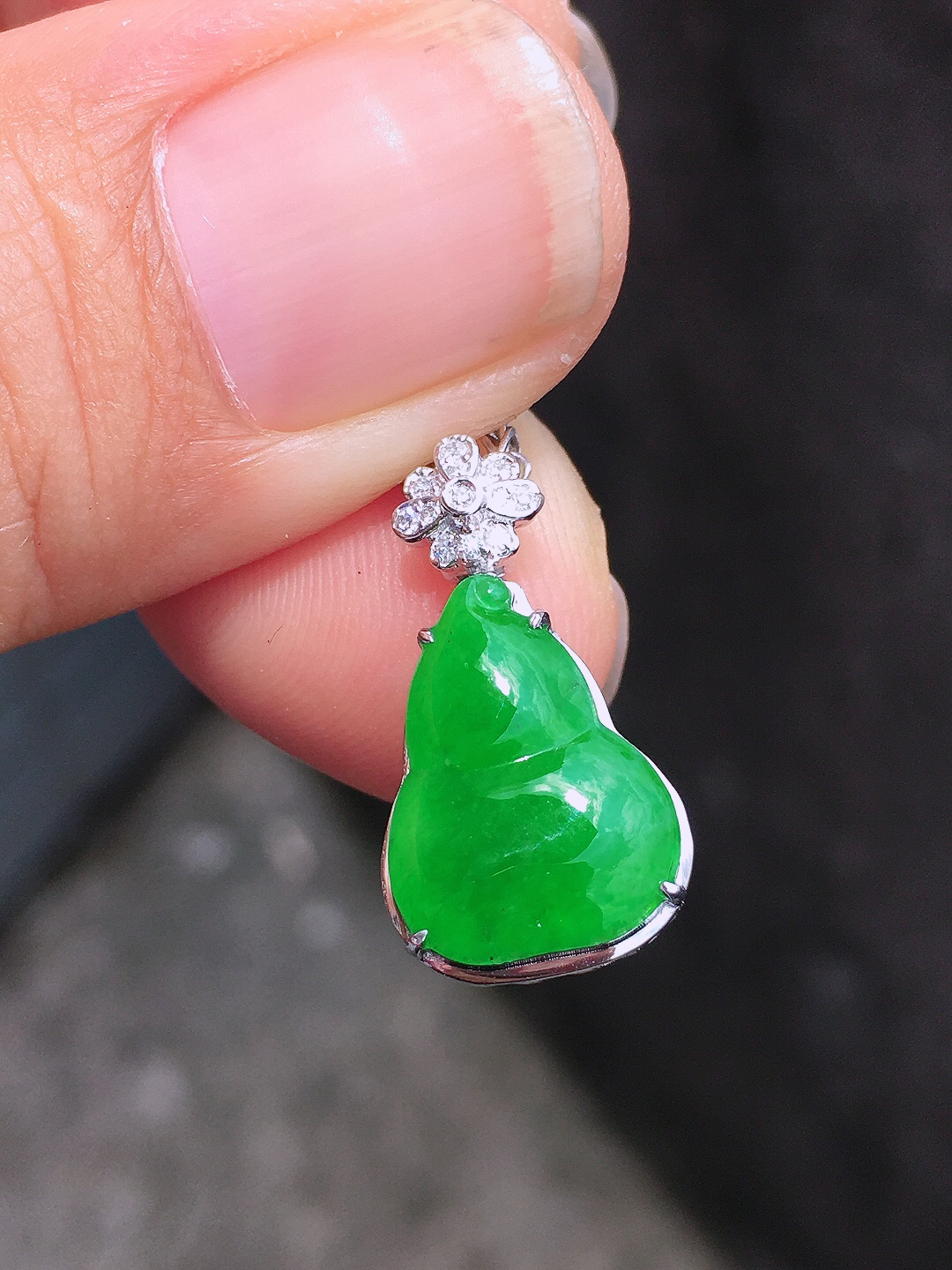 阳绿葫芦吊坠，色泽均匀艳丽，玉质细腻，荧光感超
强，饱满圆润，简单大方，尽显优雅气质，18k
金豪华