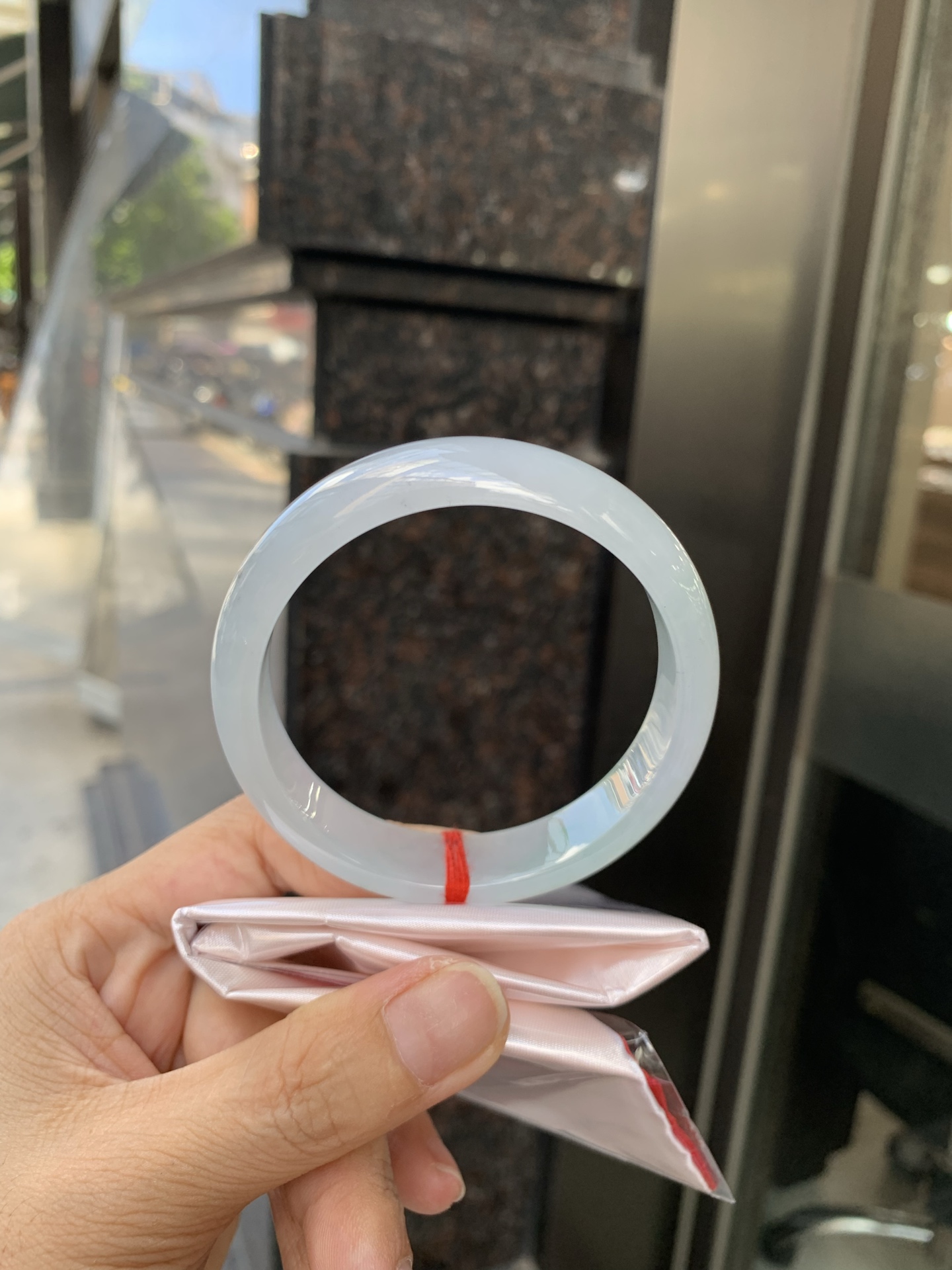 冰飘绿正圈 57.2-6.9-13.4 0702-SJ-129 打灯细纹，底妆冰润细腻，镯面几抹绿花点缀，春风十里不如腕间一抹绿，绿花如春日的嫩草，仙气缭绕，很有意境，古典优雅令人沉醉其中