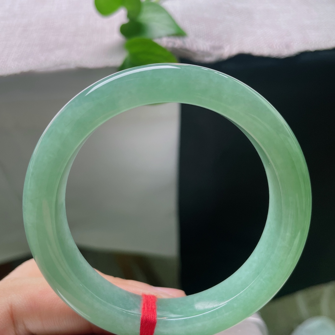 55/11.8/9.4，满绿正圈，翠色满裹镯身，玉质通透水润，细腻种质漾着温润水光，腕间一戴，便是清
