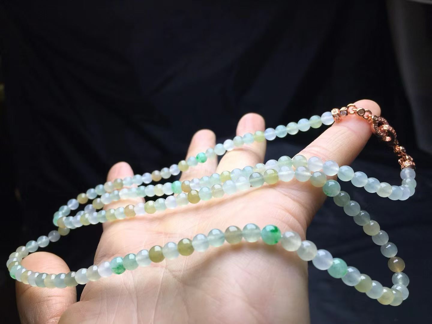 ️ 冰彩珠链，卡4.8～4.6mm，138颗，种好，玉质细腻，均匀，色彩清新，度极高，颗颗精选