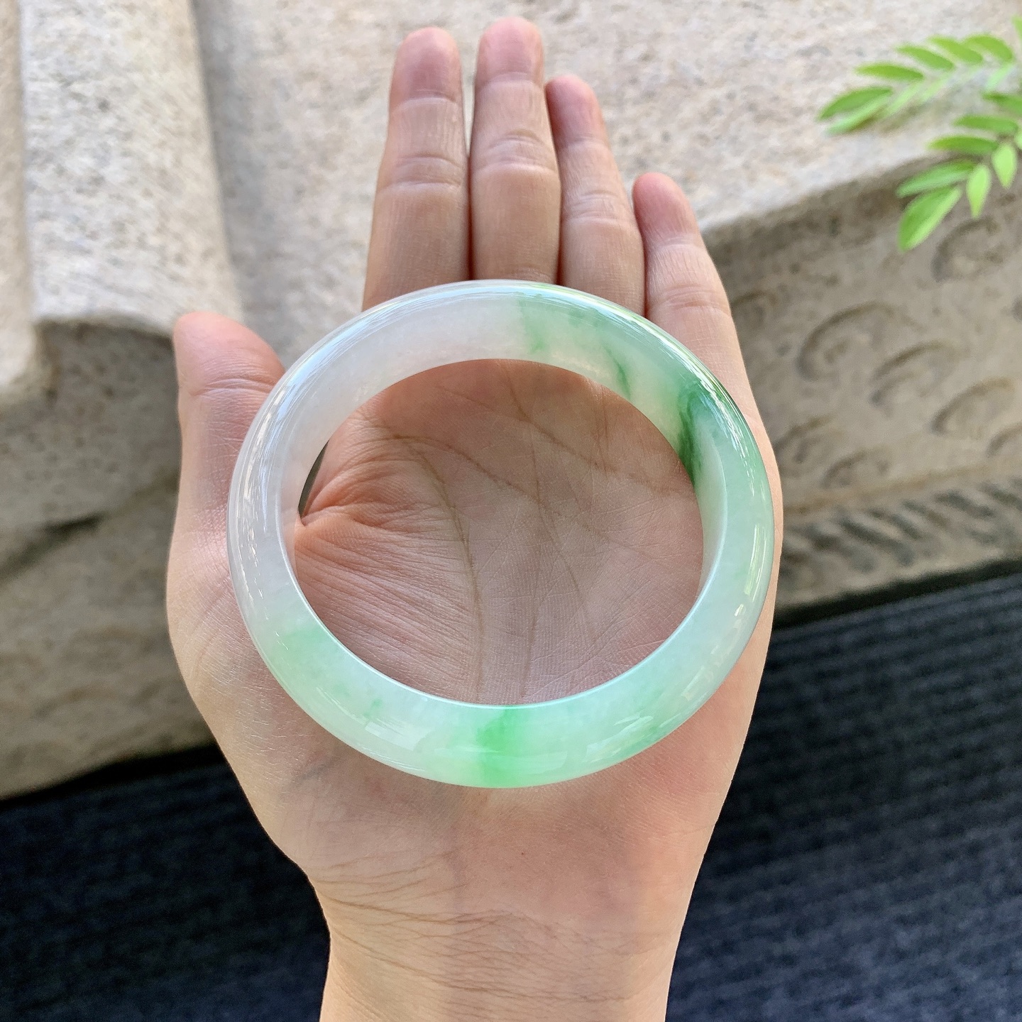 正圈57 58【编码】AN070336细糯飘绿，水润，种老，细腻，打灯有棉线