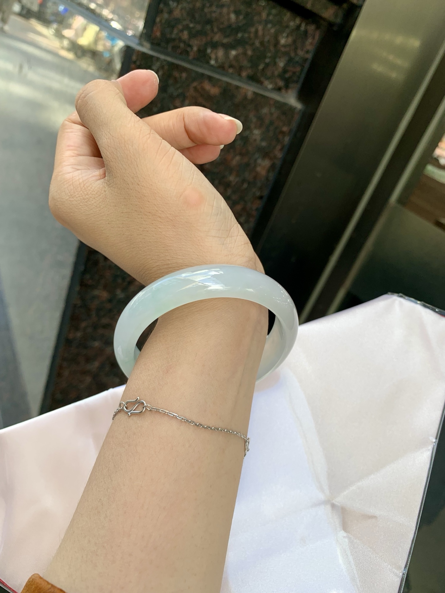 冰飘绿正圈 57.2-6.9-13.4 0702-SJ-129 打灯细纹，底妆冰润细腻，镯面几抹绿花点缀，春风十里不如腕间一抹绿，绿花如春日的嫩草，仙气缭绕，很有意境，古典优雅令人沉醉其中