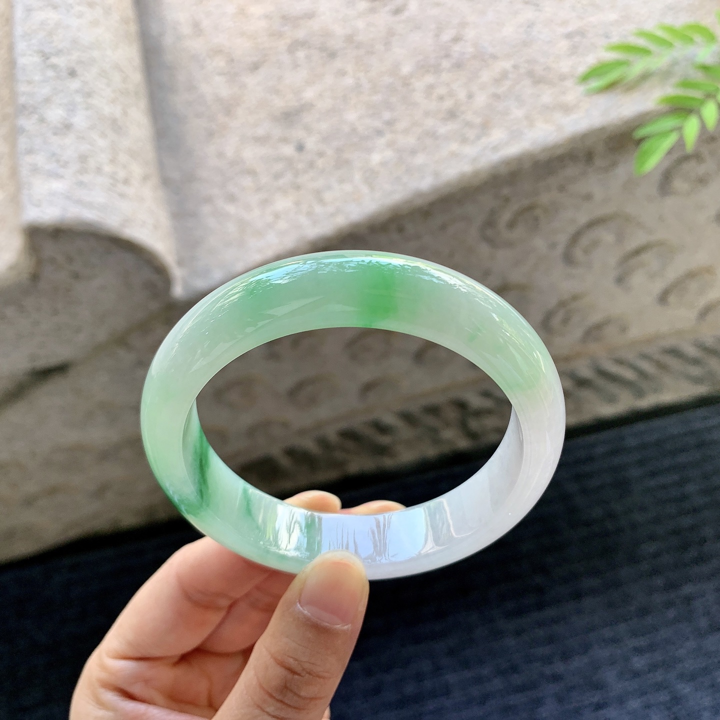 正圈57 58【编码】AN070336细糯飘绿，水润，种老，细腻，打灯有棉线