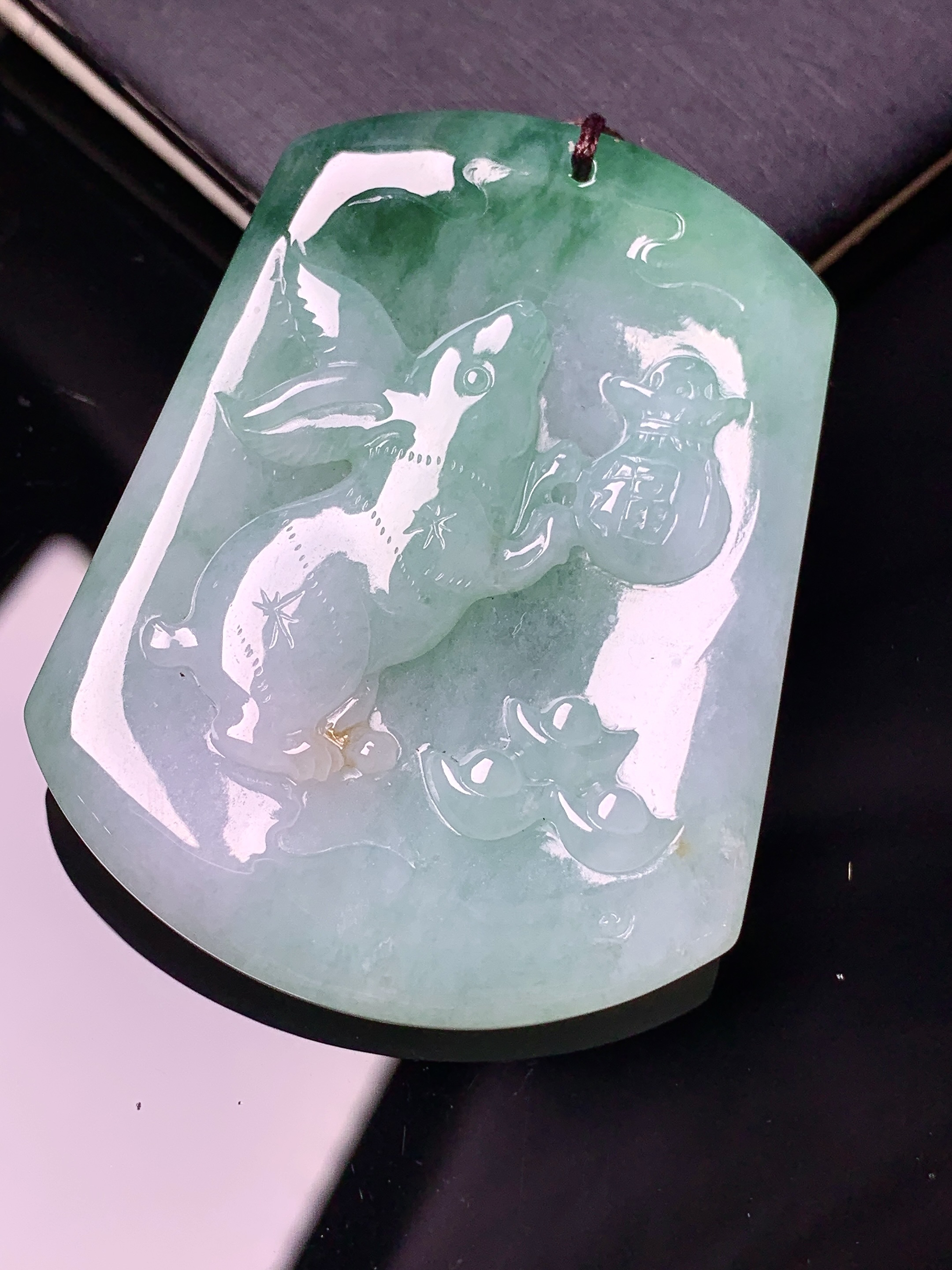 飘绿生肖兔吊坠 玉质细腻 色泽艳丽清新 整体尺寸48.7*37.5*5.5 b2