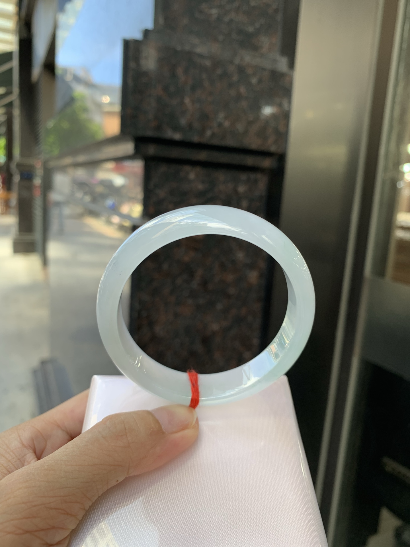 冰飘绿正圈 57.2-6.9-13.4 0702-SJ-129 打灯细纹，底妆冰润细腻，镯面几抹绿花点缀，春风十里不如腕间一抹绿，绿花如春日的嫩草，仙气缭绕，很有意境，古典优雅令人沉醉其中