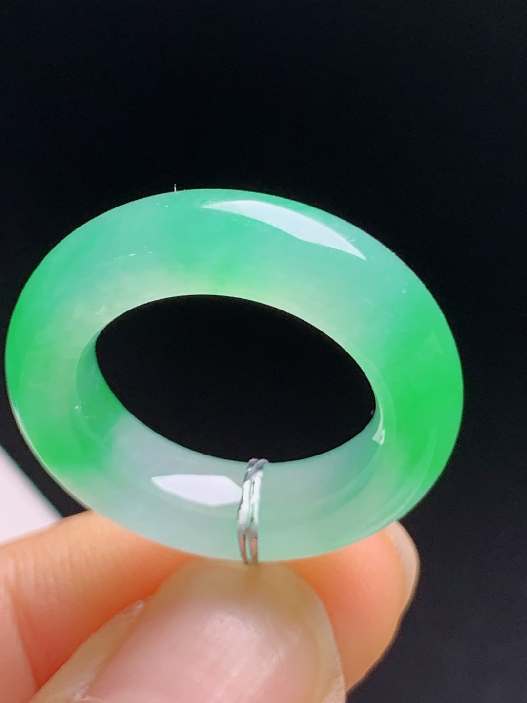 冰飘绿戒圈，色阳水润种老细腻，圆环圆满百搭大气 裸石25.3-5.8-4.6 圈口11 180629