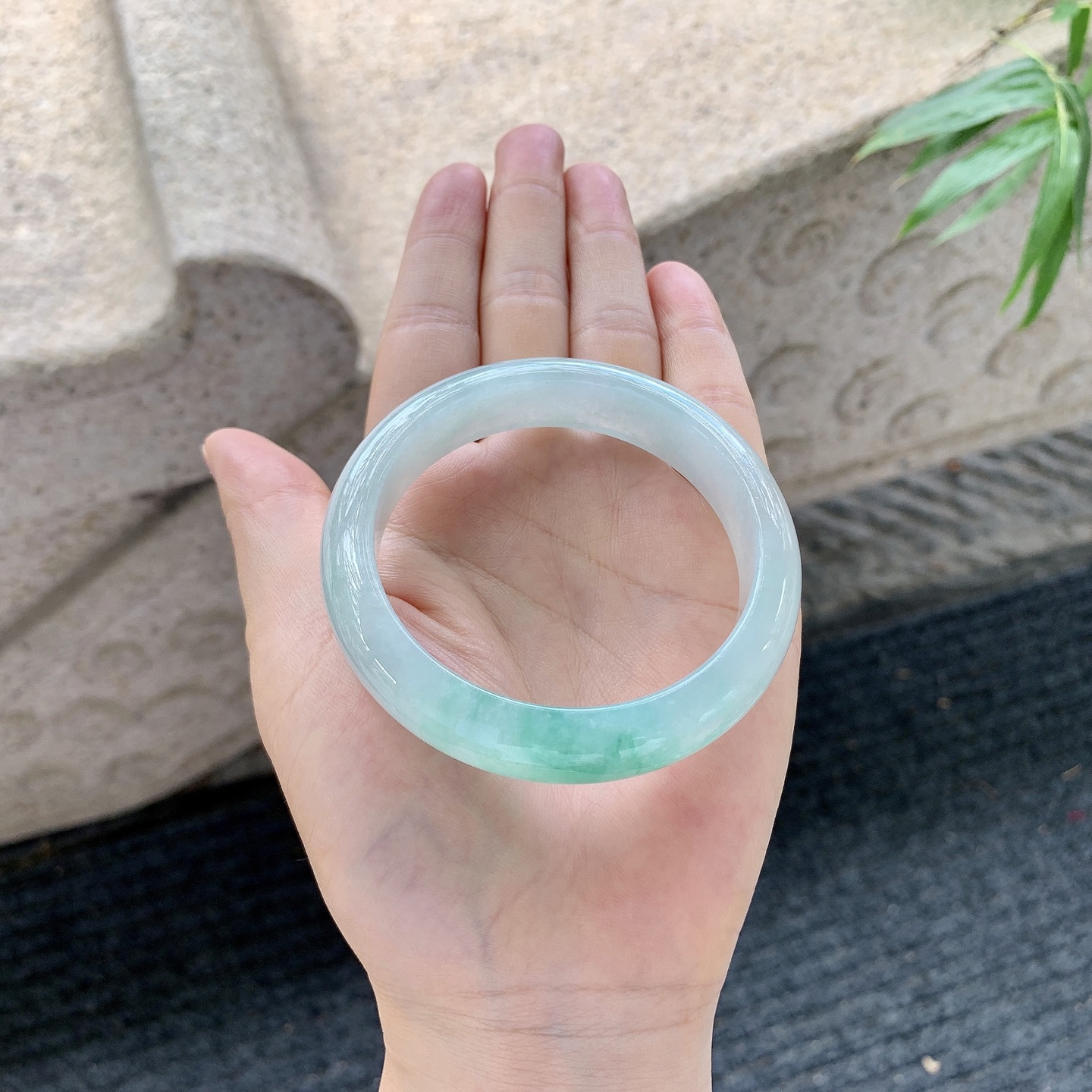 正圈53 54【圈口】54.5/13/8【编码】Q7062321【描述】冰糯飘绿，水润，种老，细腻，打灯有絮线