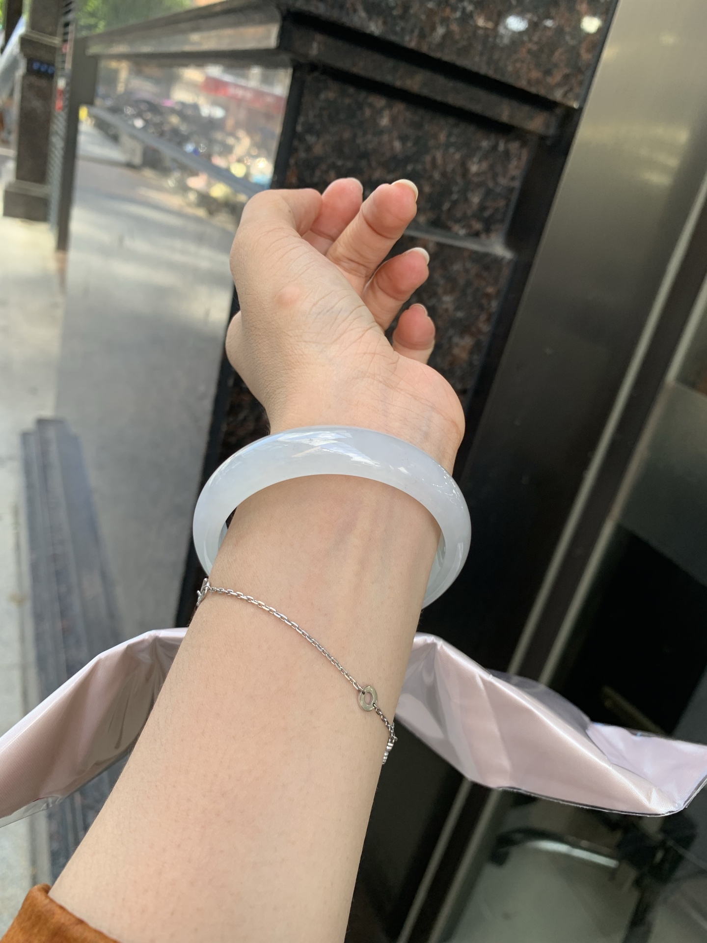 冰飘绿正圈 57.2-6.9-13.4 0702-SJ-129 打灯细纹，底妆冰润细腻，镯面几抹绿花点缀，春风十里不如腕间一抹绿，绿花如春日的嫩草，仙气缭绕，很有意境，古典优雅令人沉醉其中