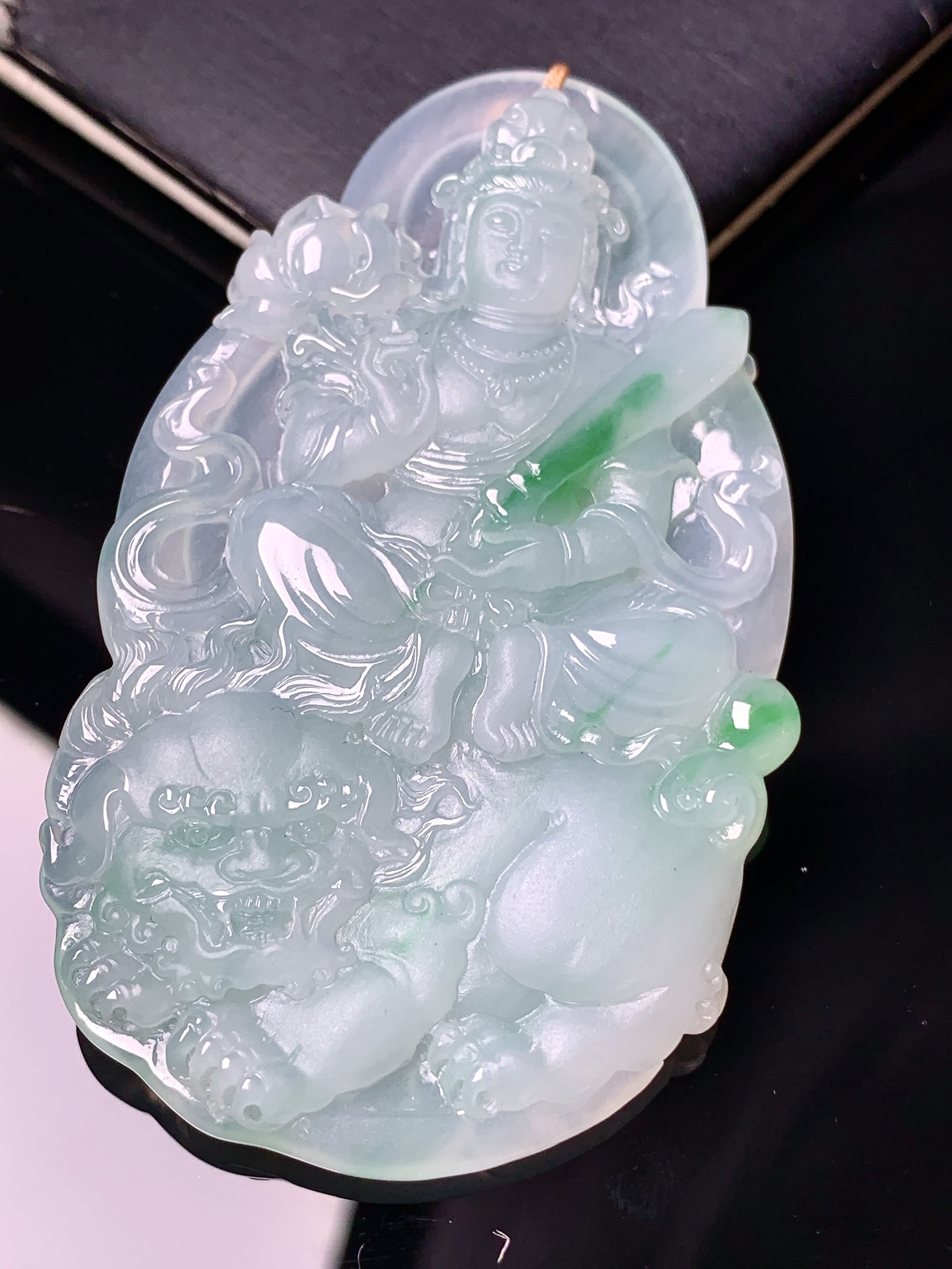 飘绿文殊观音菩萨吊坠 玉质细腻 色泽艳丽清新 整体尺寸68.2*39.5*5.6 b2