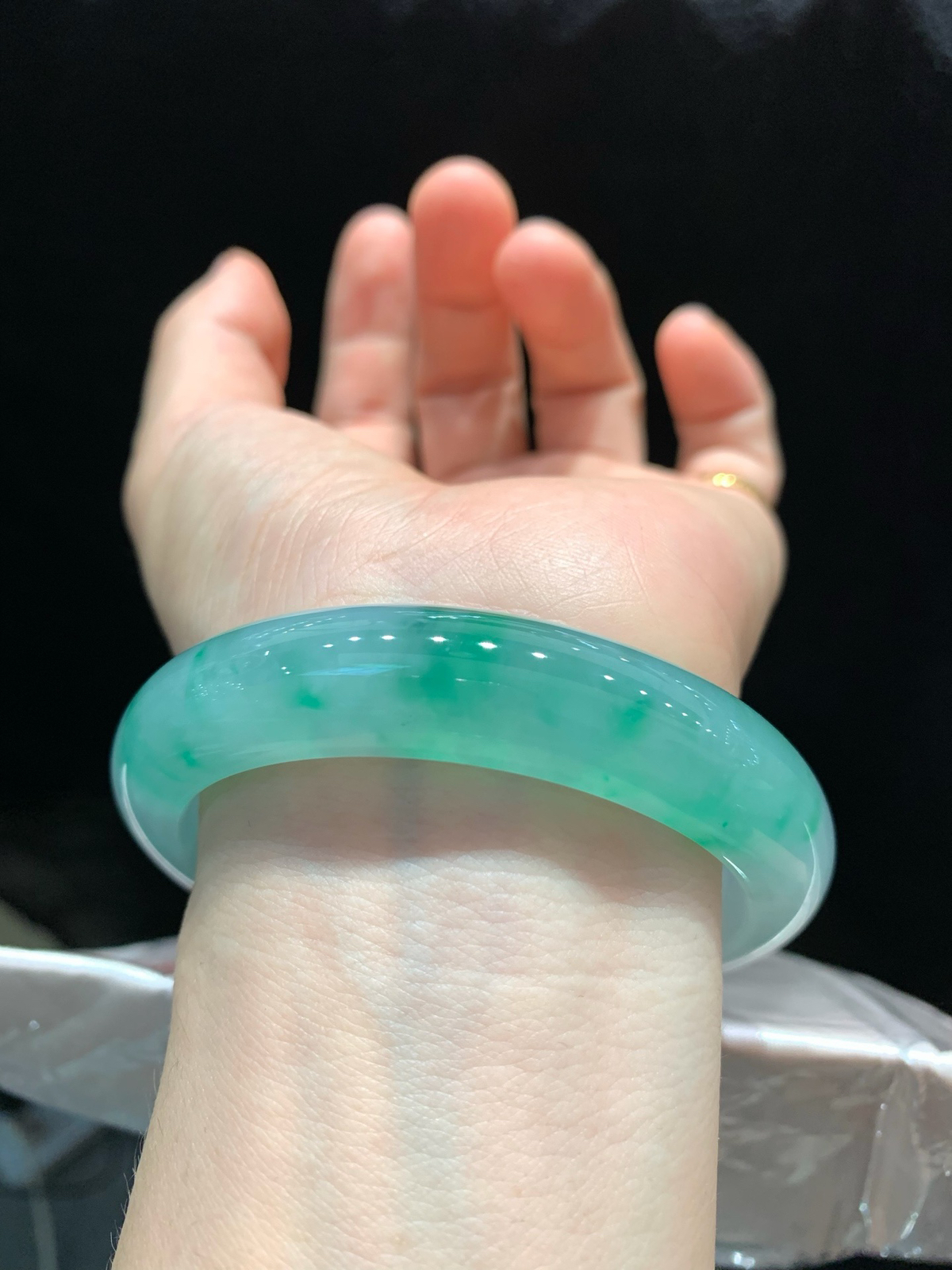 尺寸58.7/13.3/9.2，带色手镯
水润细腻 清新甜美