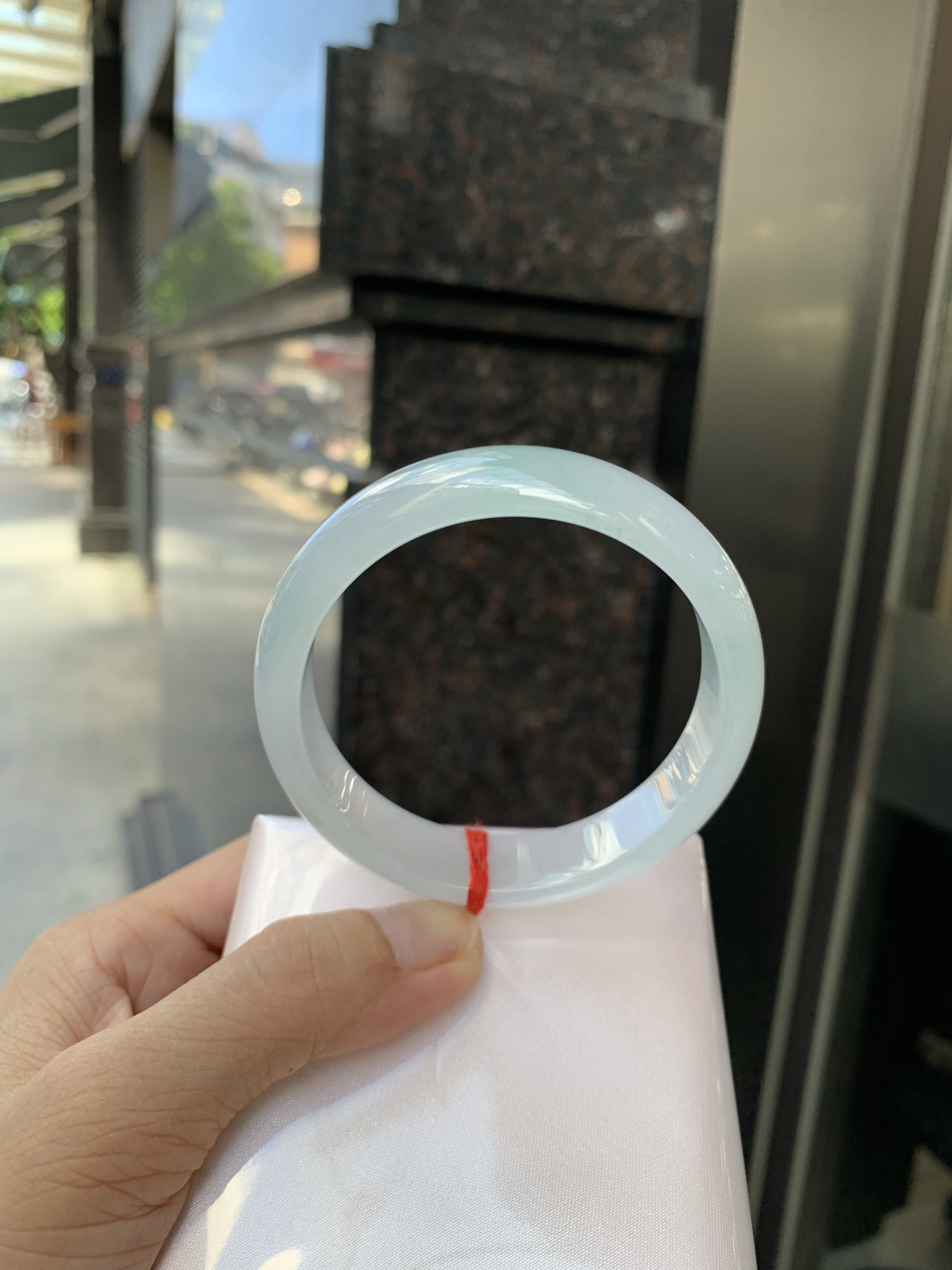 冰飘绿正圈 57.2-6.9-13.4 0702-SJ-129 打灯细纹，底妆冰润细腻，镯面几抹绿花点缀，春风十里不如腕间一抹绿，绿花如春日的嫩草，仙气缭绕，很有意境，古典优雅令人沉醉其中