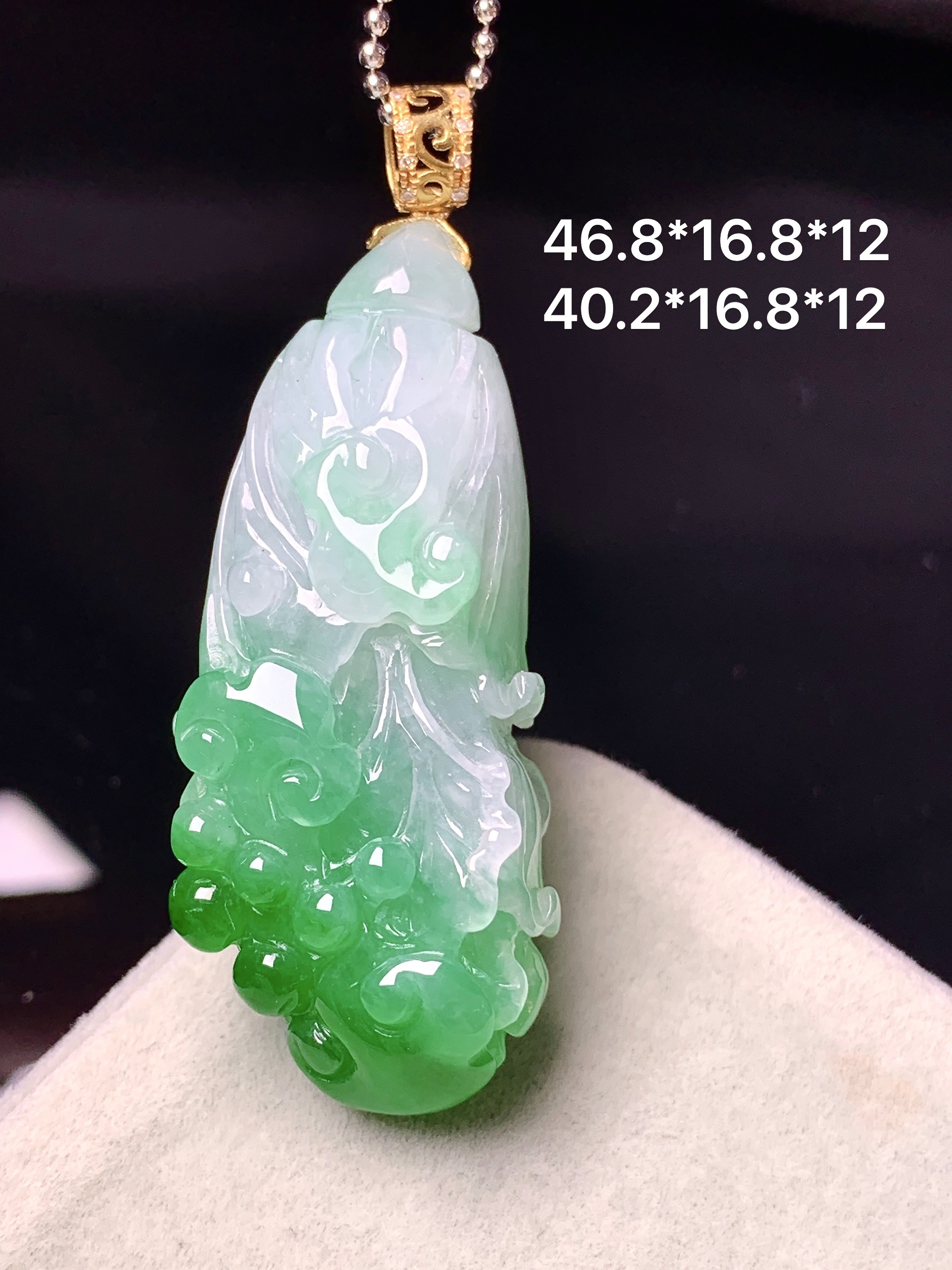 18k金镶嵌飘绿白菜吊坠 玉质细腻 色泽艳丽清新 整体尺寸46.8*16.8*12 m1