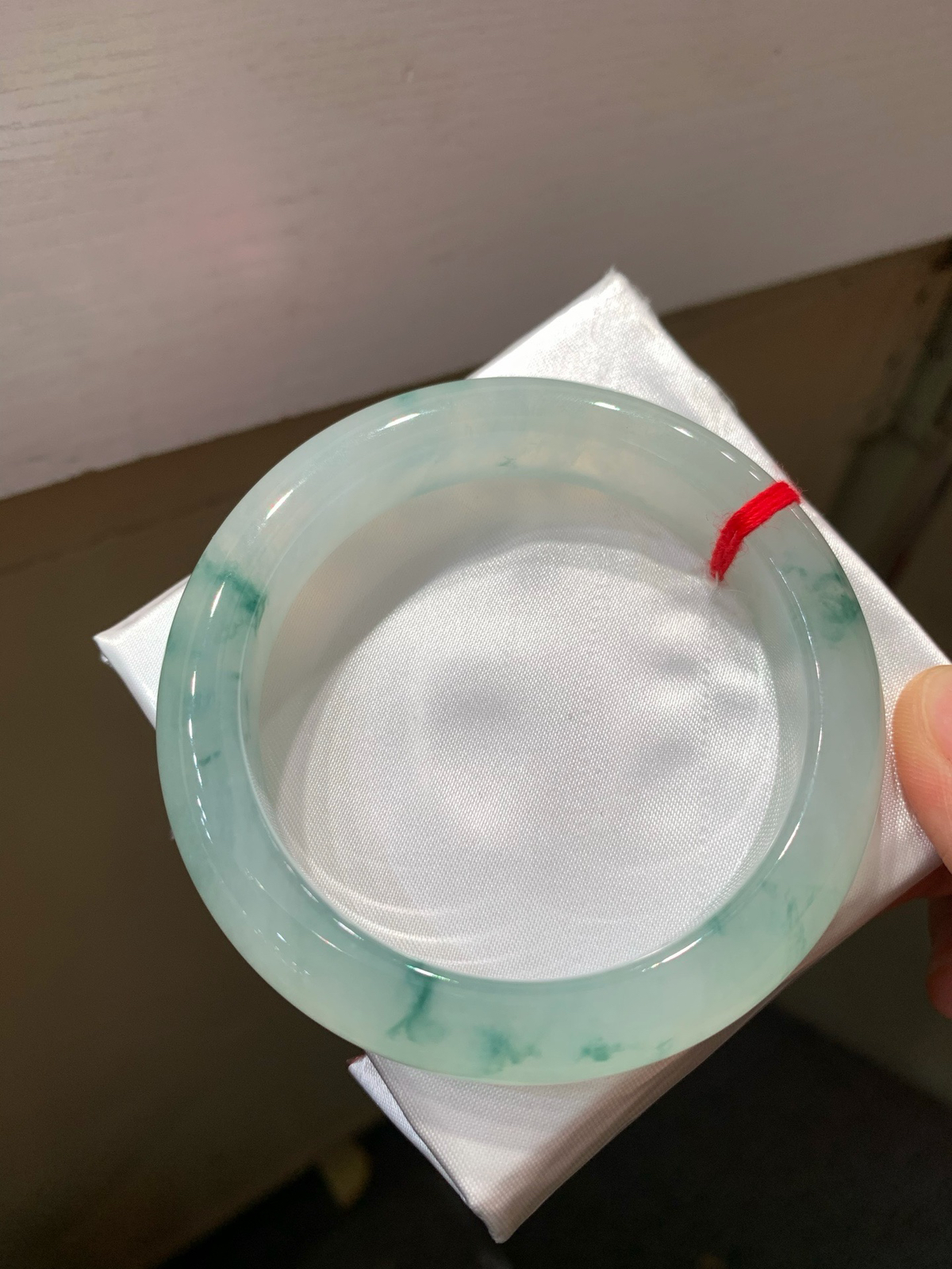尺寸56.6/12.6/9.4，冰飘花手镯
冰透水润细腻 清新甜美