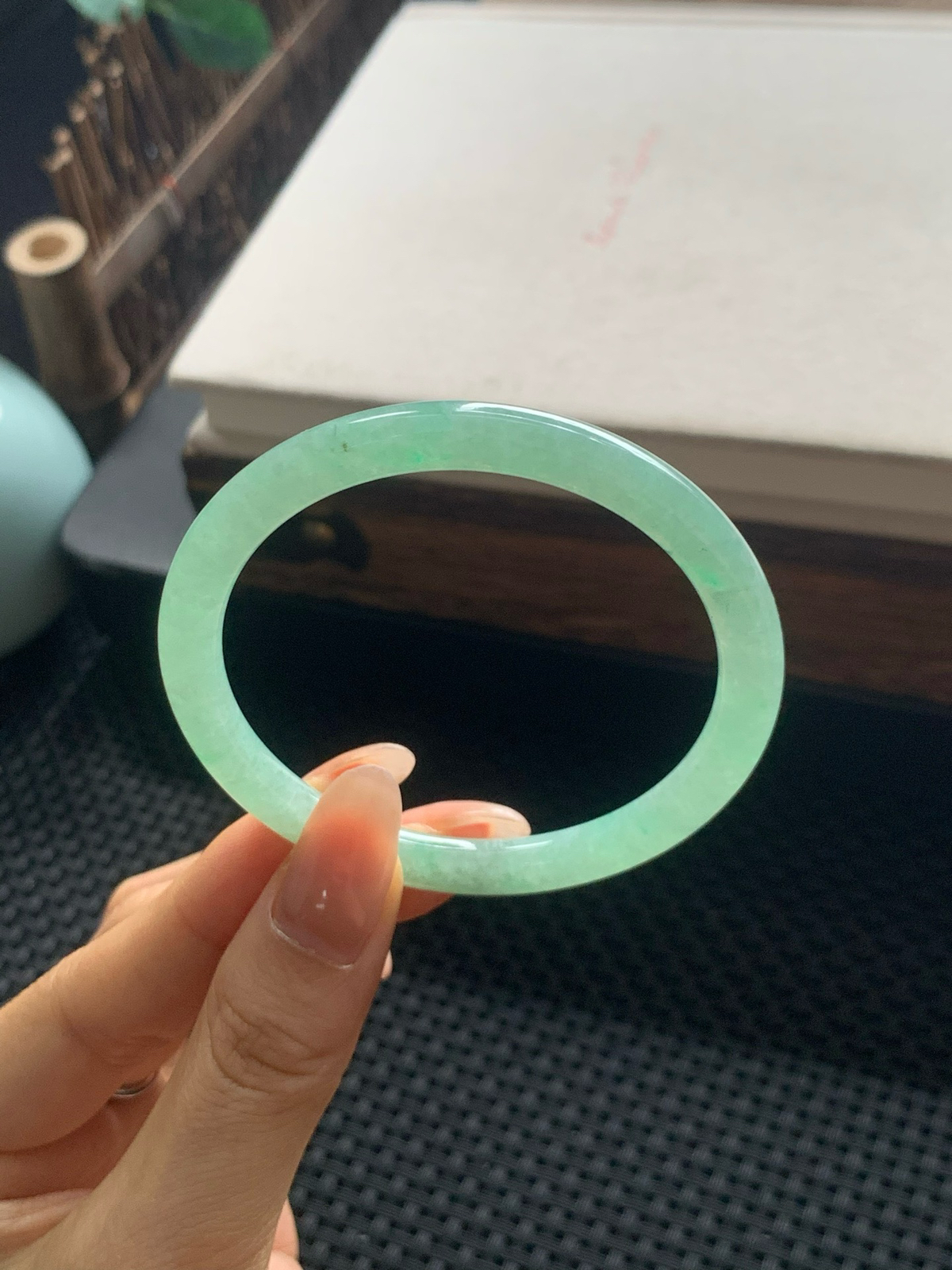54圈口甜绿扁圆条手镯