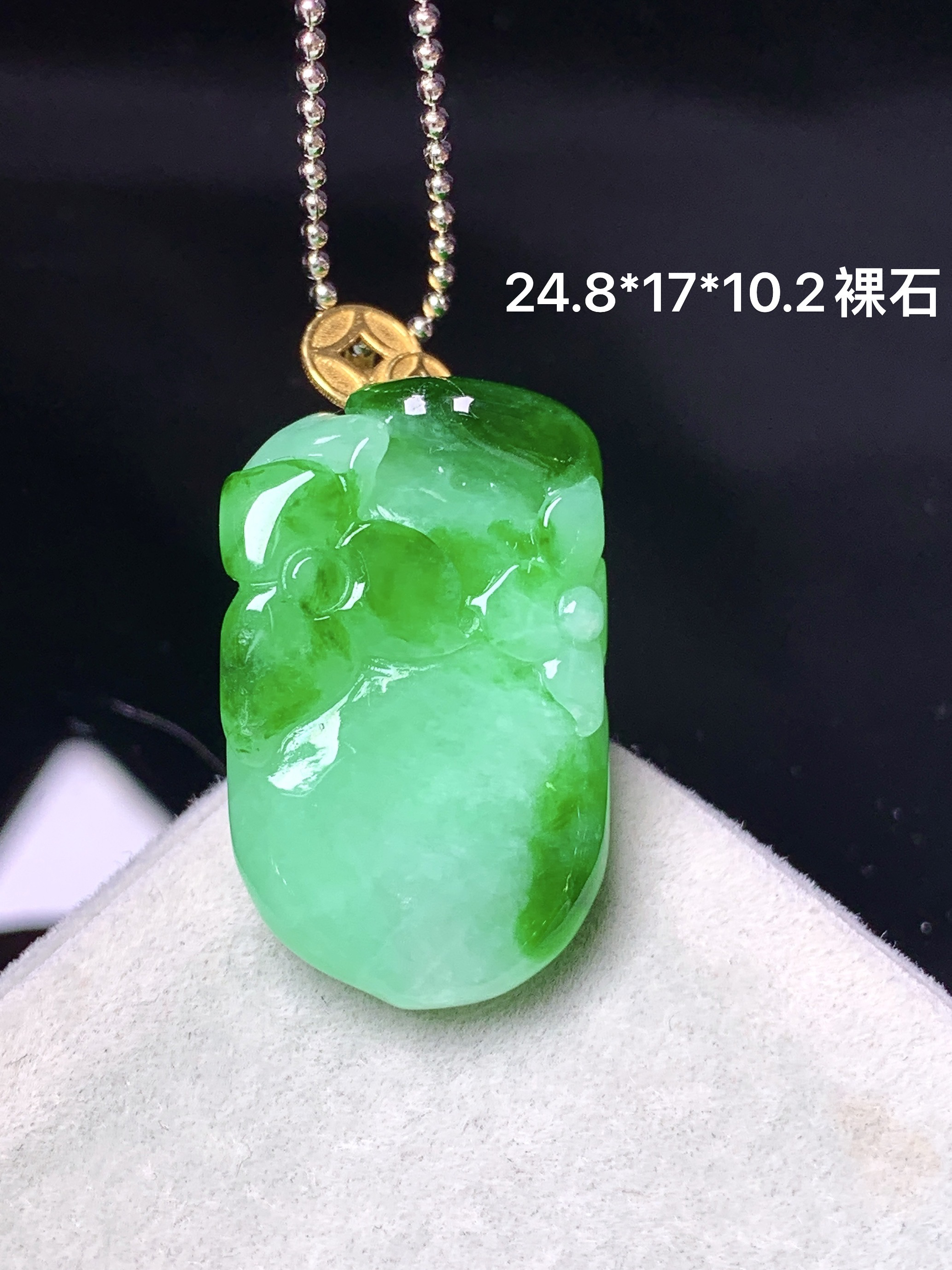 18k金镶嵌飘绿花件吊坠 玉质细腻 色泽艳丽清新 整体尺寸24.8*17*10.2 m1