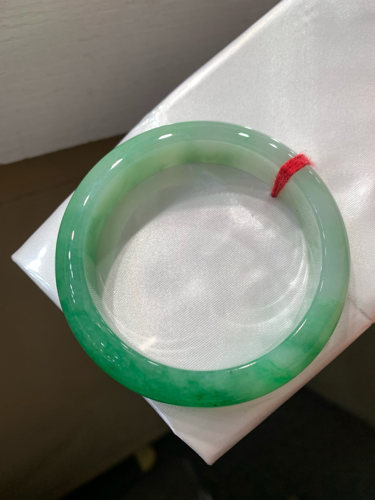 尺寸55.6/12.7/8.3，带色手镯
水润细腻 色好