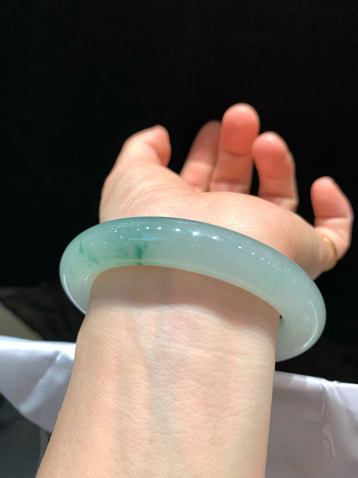 尺寸56.1/11.6，飘花圆条手镯
水润细腻 种老