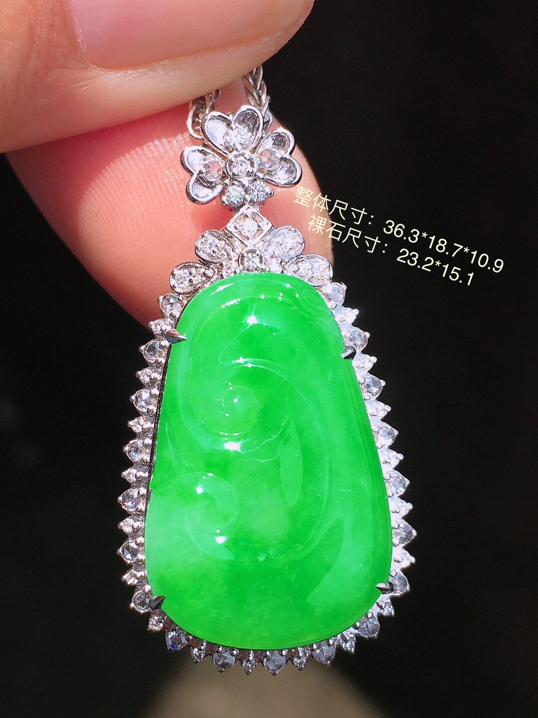 阳绿如意吊坠，色泽均匀艳丽，玉质细腻，荧光感超
强，饱满圆润，简单大方，尽显优雅气质，18k
金豪华镶嵌