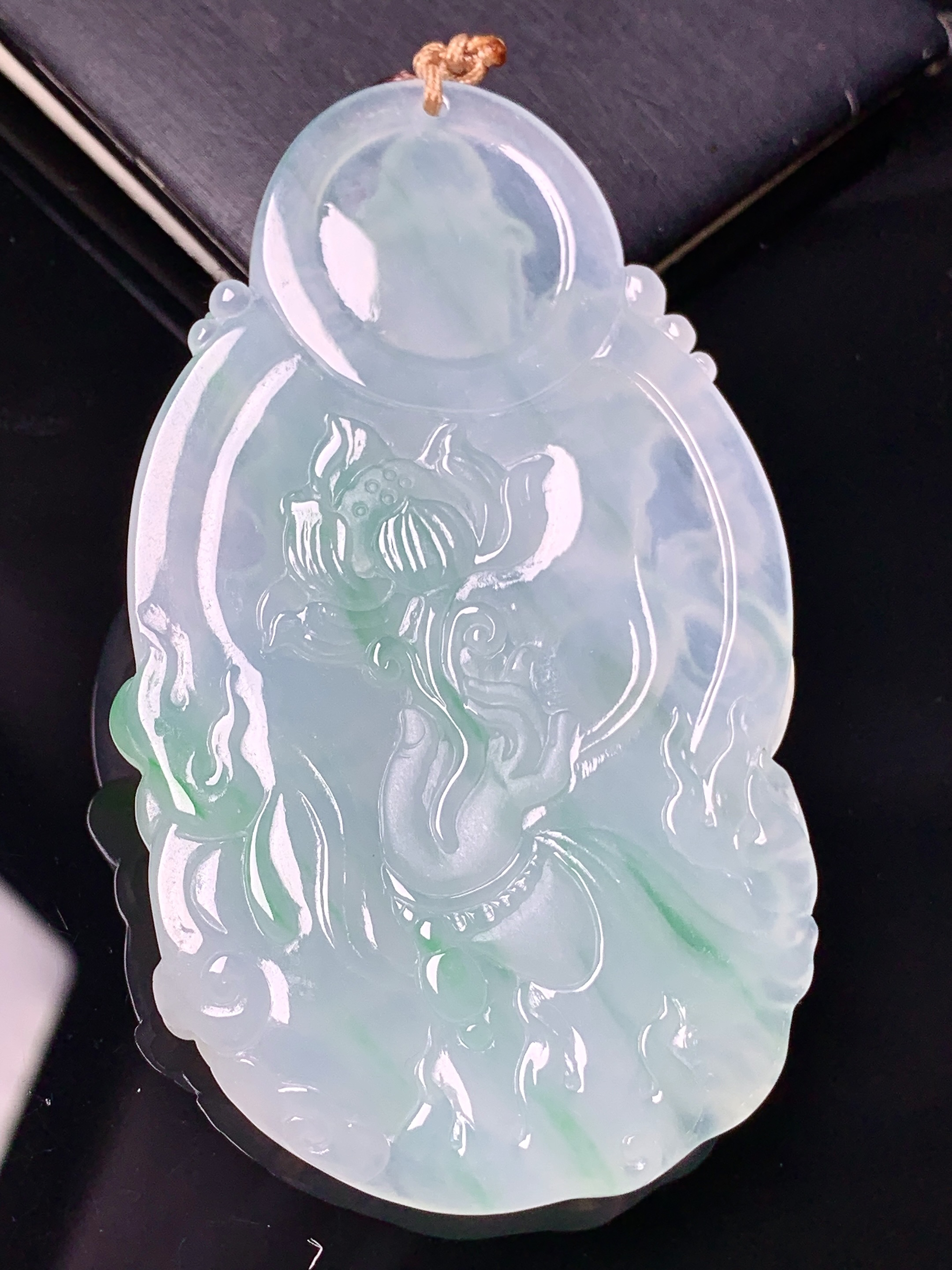 飘绿文殊观音菩萨吊坠 玉质细腻 色泽艳丽清新 整体尺寸68.2*39.5*5.6 b2
