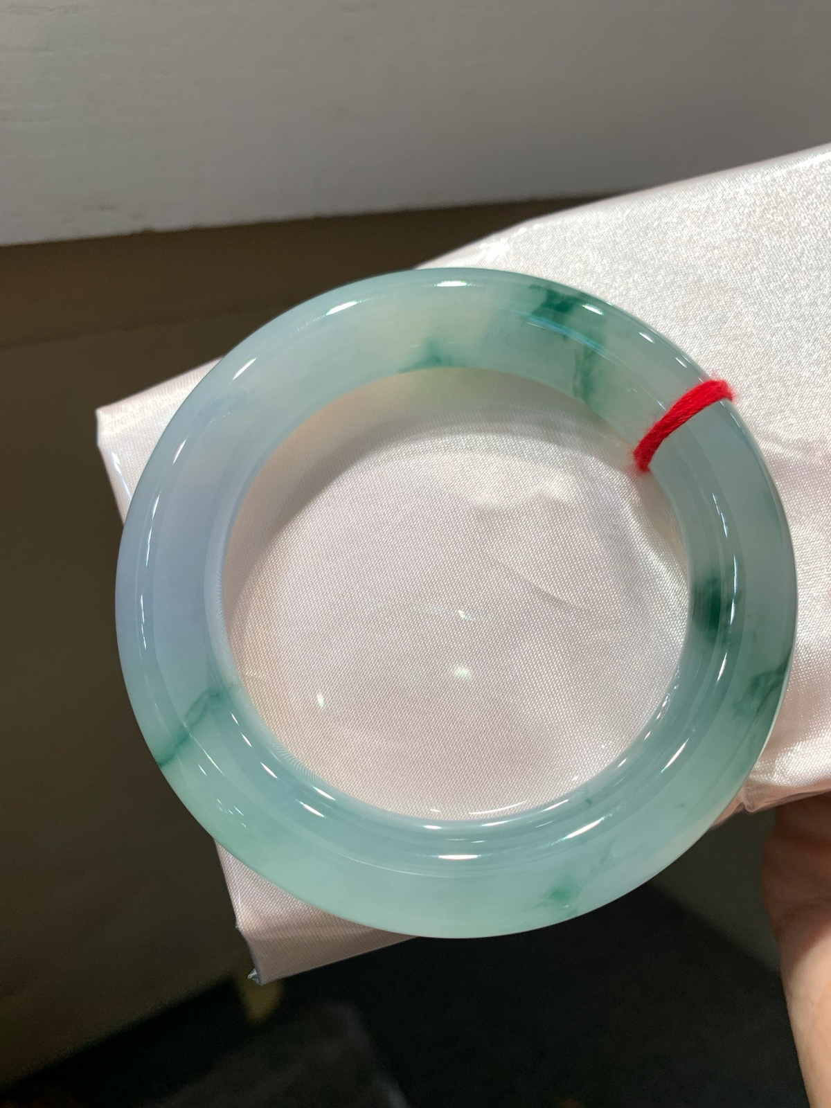 尺寸56.1/12.9/12.2，冰飘花圆条手镯
冰透水润颜色漂亮 种老 上手漂亮 瑞丽现货