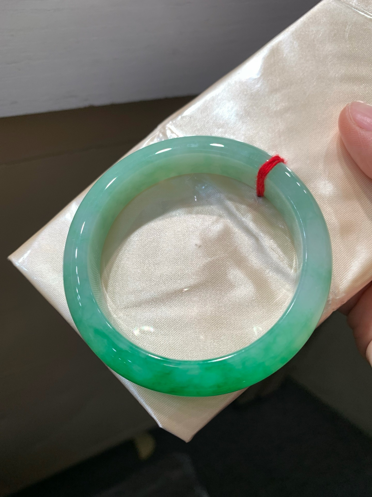 尺寸56.2/12.6/8.5，满色手镯
水润细腻 有种有色