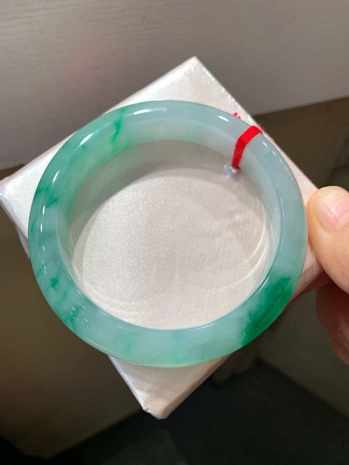 尺寸58.7/13.3/9.2，带色手镯
水润细腻 清新甜美