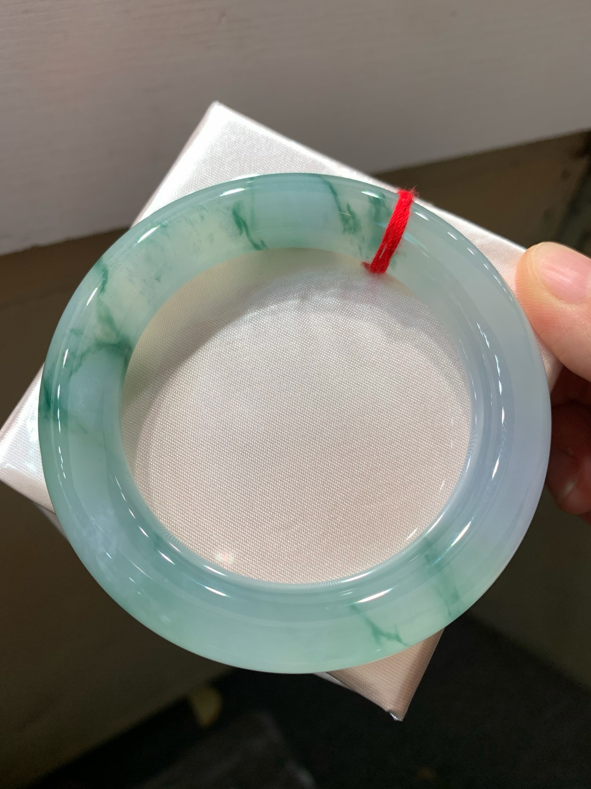 尺寸56.1/12.9/12.2，冰飘花圆条手镯
冰透水润颜色漂亮 种老 上手漂亮 瑞丽现货