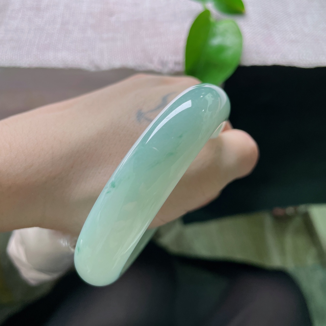 绿底正圈，淡淡飘花点缀，宽版轮胎镯，一点皮纹，ss53879a