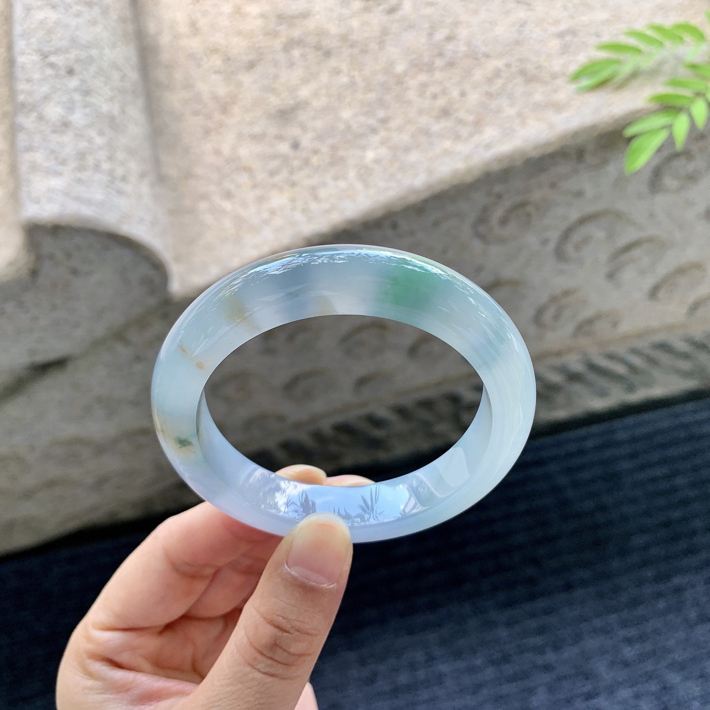正圈53 54【圈口】53.6/12/8.8【编码】X070343【描述】糯冰椿彩，水润，种老，细腻，无裂