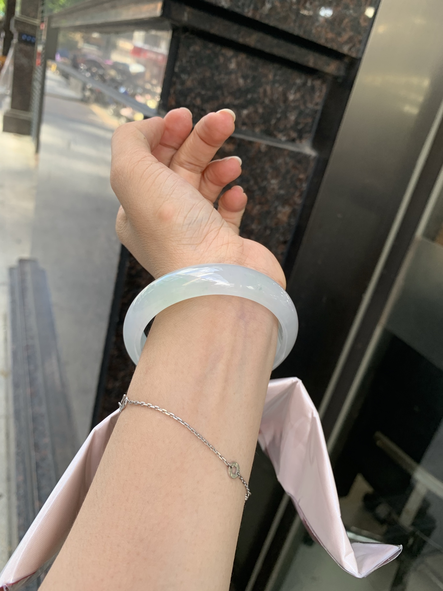 冰飘绿正圈 57.2-6.9-13.4 0702-SJ-129 打灯细纹，底妆冰润细腻，镯面几抹绿花点缀，春风十里不如腕间一抹绿，绿花如春日的嫩草，仙气缭绕，很有意境，古典优雅令人沉醉其中