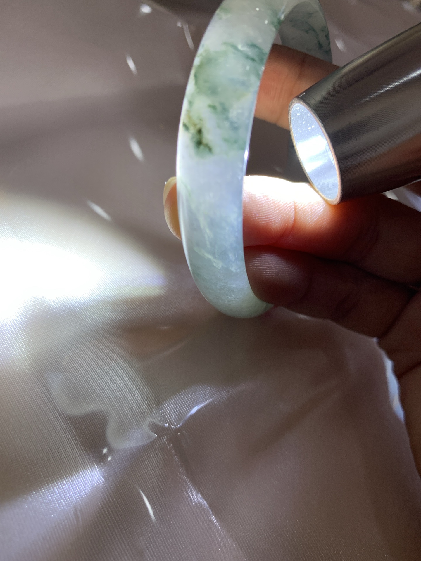 冰飘花正圈 55.5-5.2-10.7 0702-HN1124 打灯细纹，底妆冰透胶润，冰底中开出了朵朵兰花，飘花灵动飘逸，勾勒出一幅唯美诗意的山水意境画，古典优雅又秀气